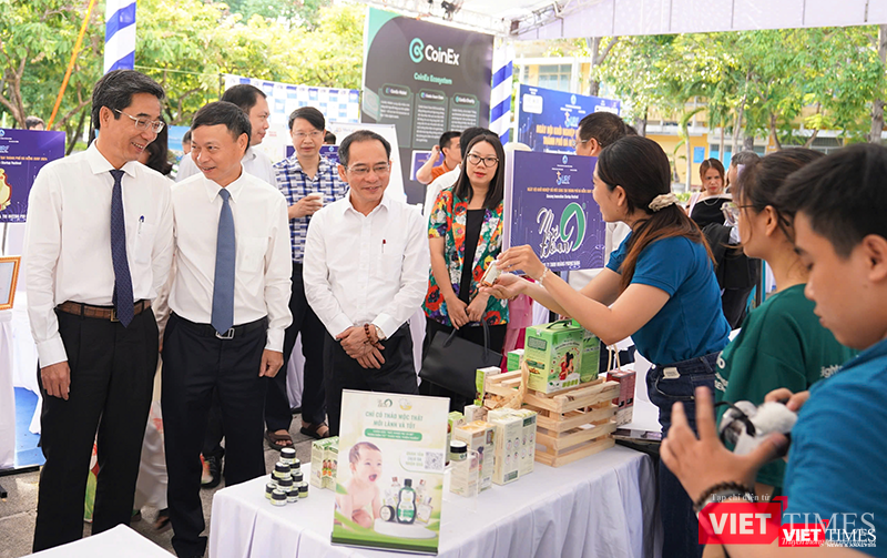 Thứ trưởng Bộ KH&amp;CN Hoàng Minh (thứ 2 từ trái sang) và Phó Chủ tịch UBND TP Đà Nẵng Trần Chí Cường (bìa trái) tham quan gian hàng triển lãm tại Ngày hội khởi nghiệp sáng tạo Đà Nẵng năm 2024. Ảnh: Tố Dân.