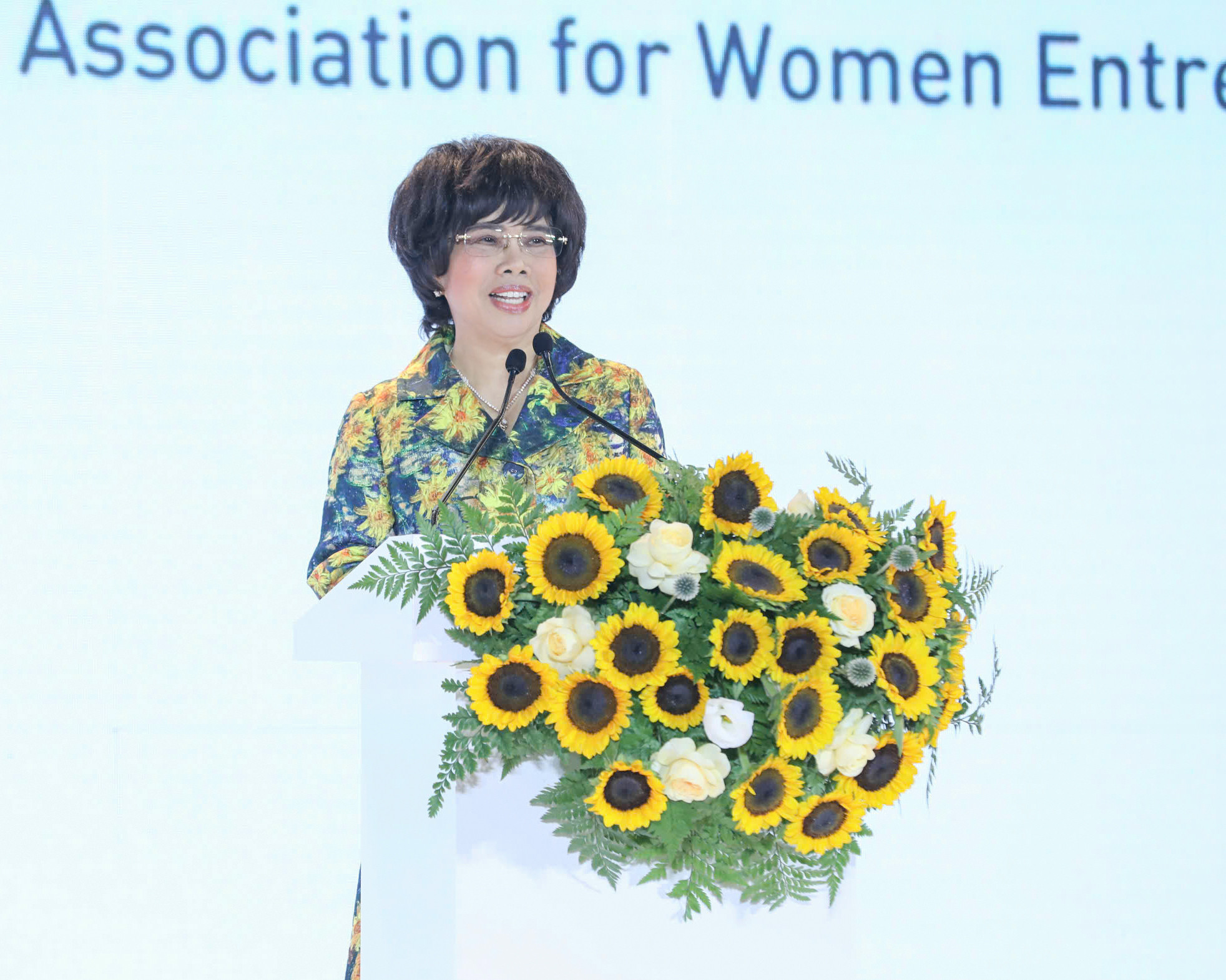 Anh hùng Lao động Thái Hương (5).jpg