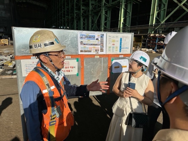 Đại diện lãnh đạo Công ty DHI chia sẻ quy trình đóng vỏ tàu với các phóng viên Việt Nam tại nhà máy