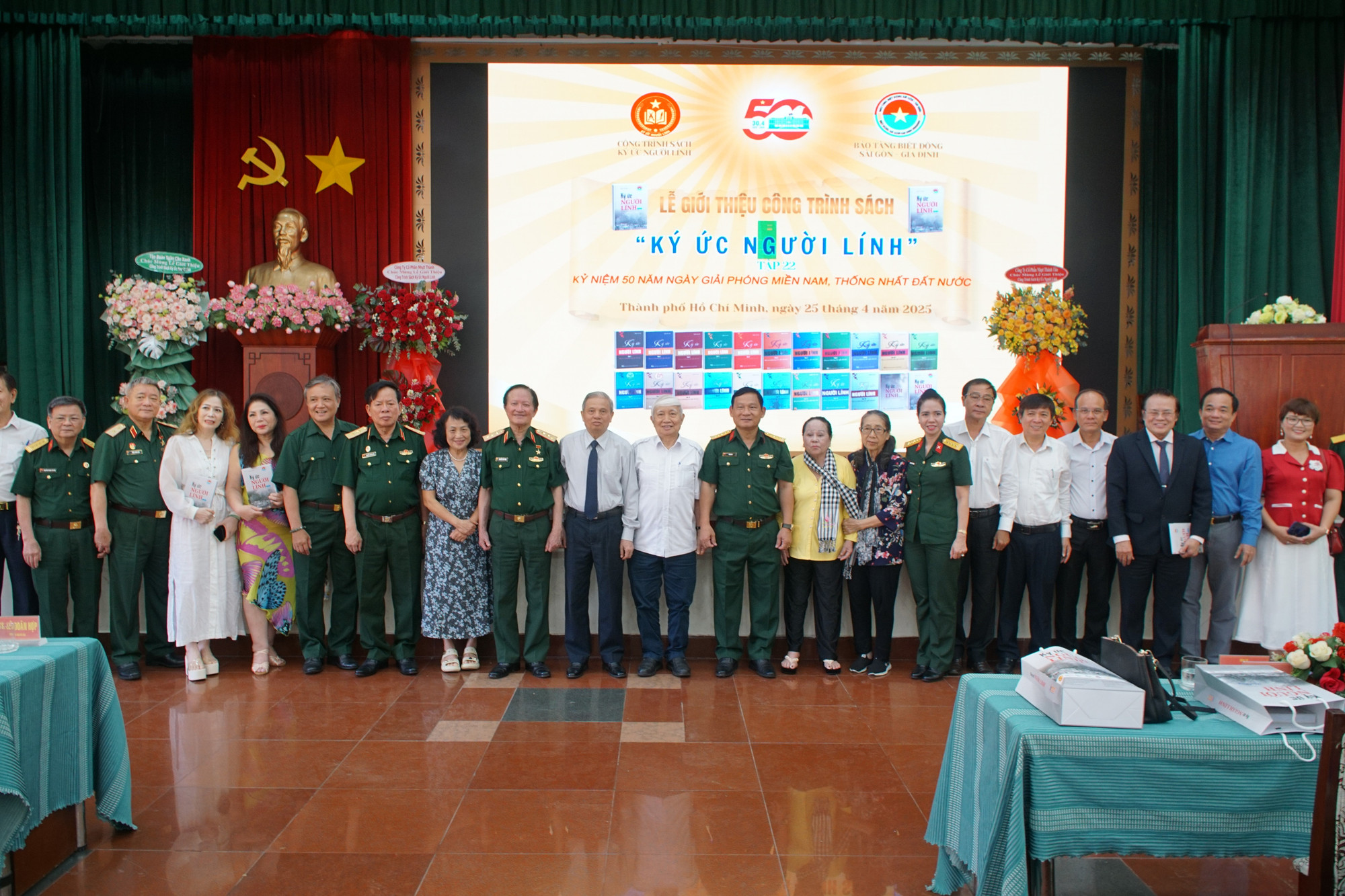 Đại biểu chụp ảnh lưu niệm buổi ra mắt giới thiệu sách Ký ức Người lính