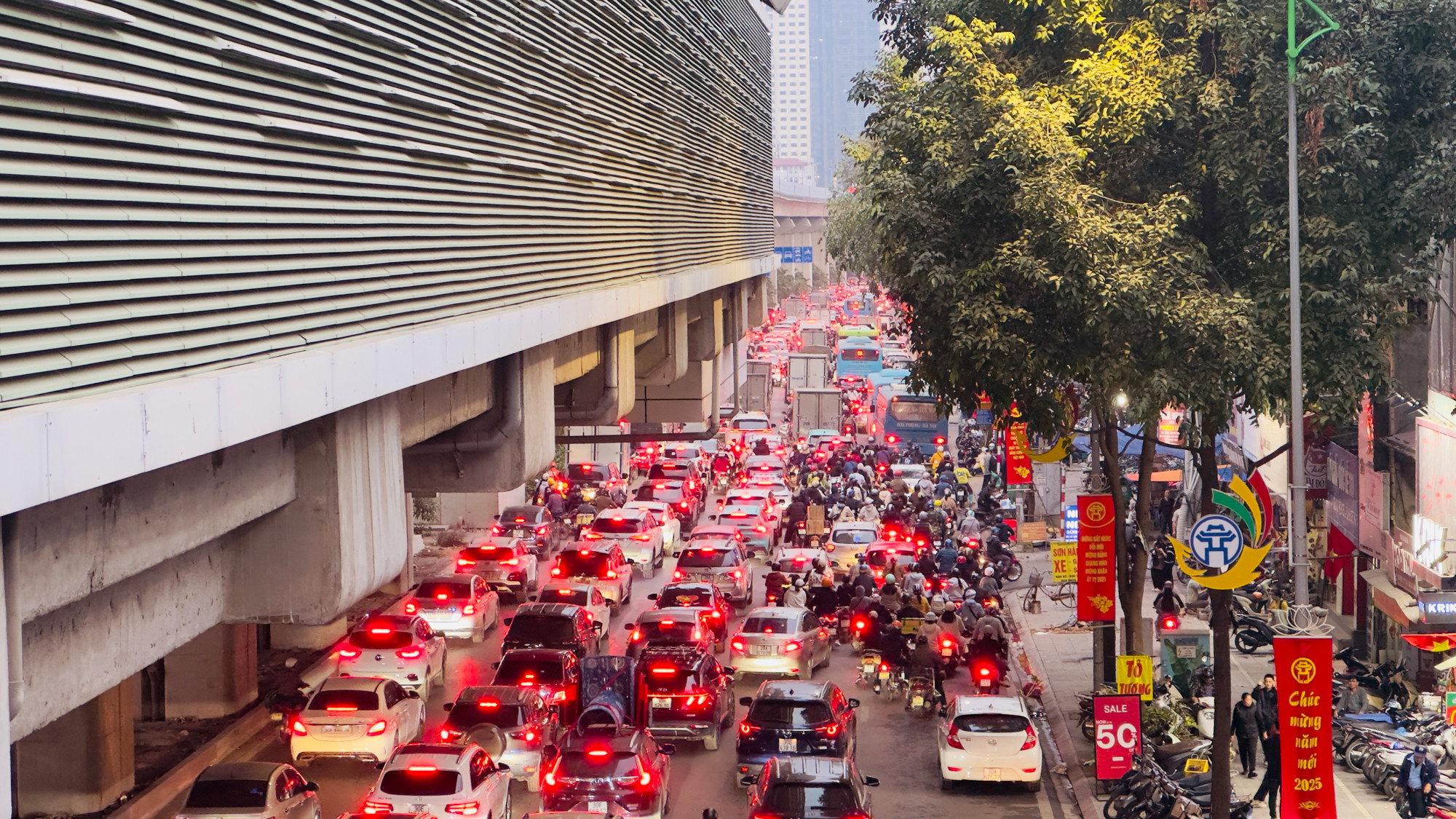 Tại các nút giao lớn, dòng xe xếp hàng dài. Trong ảnh là tuyến đường Quang Trung, Hà Đông hướng vào trung tâm Hà Nội.