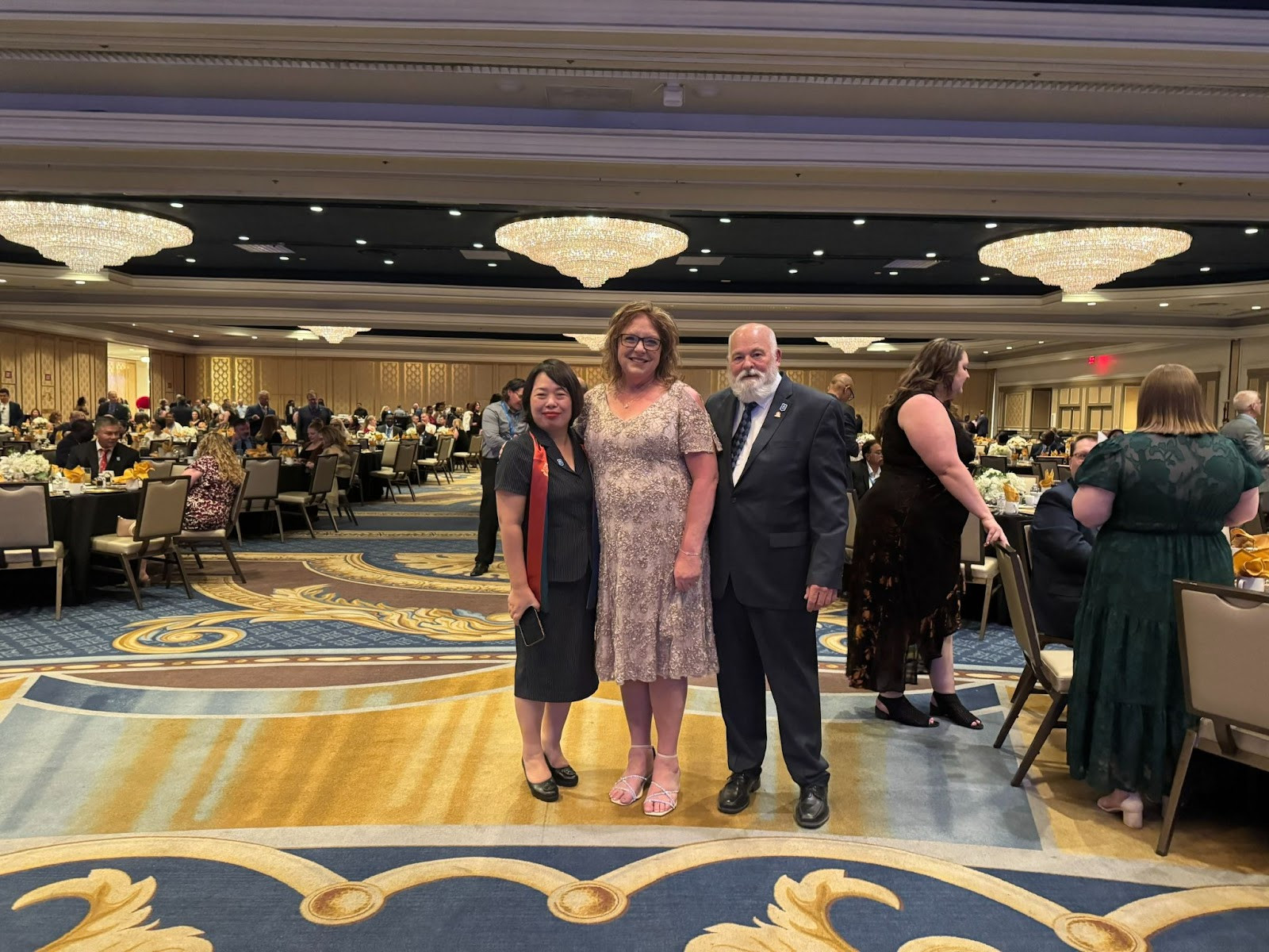 Chủ tịch Hội đồng ACBSP – Tiến sĩ Kristina Collins (giữa) chúc mừng Trường Đại học Kinh tế – Đại học Quốc gia Hà Nội vì những nỗ lực trong quốc tế hóa giáo dục và sự đầu tư nghiêm túc để đạt được kiểm định ACBSP.