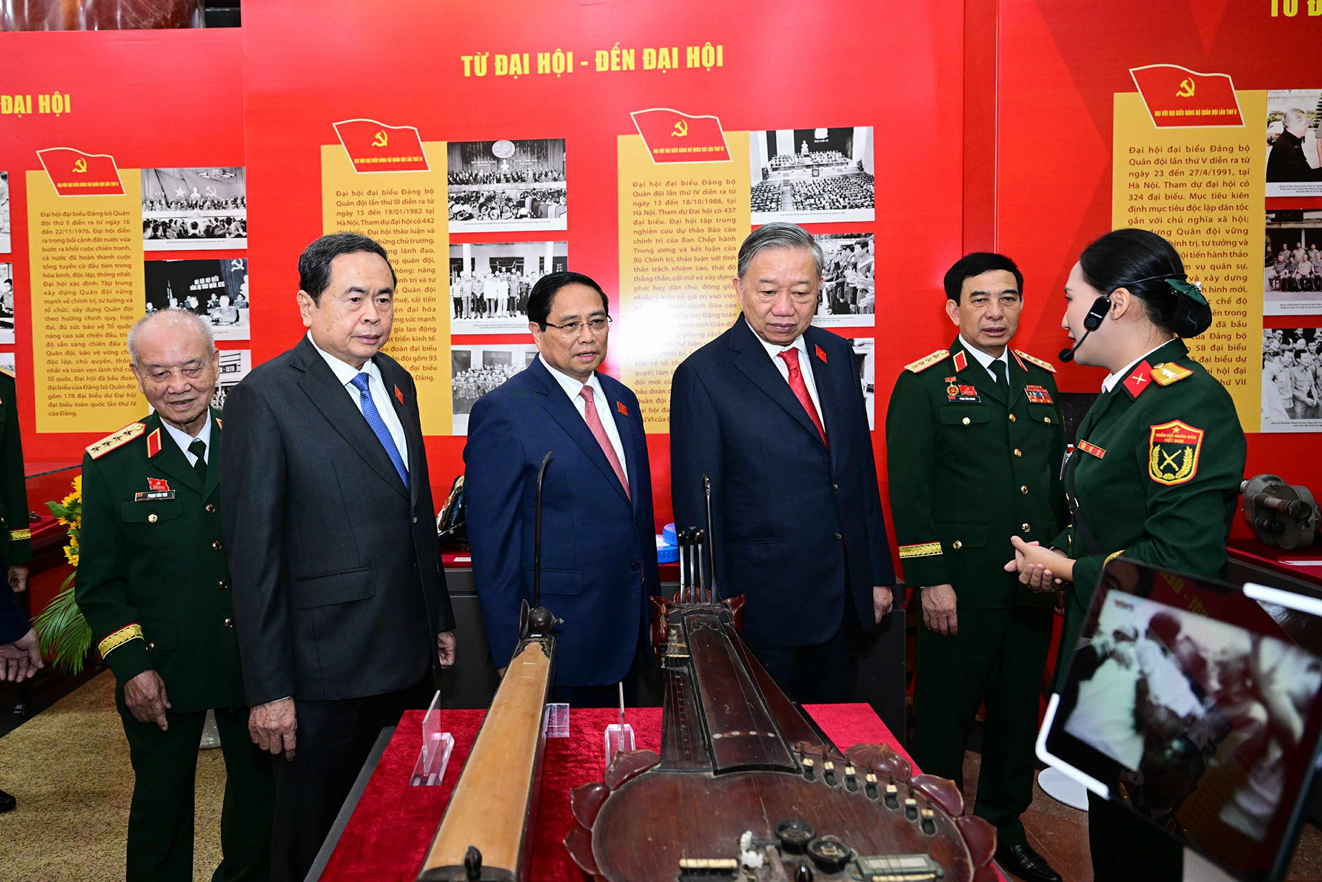 Tổng Bí thư Tô Lâm cùng các đại biểu tham quan gian trưng bày phục vụ đại hội