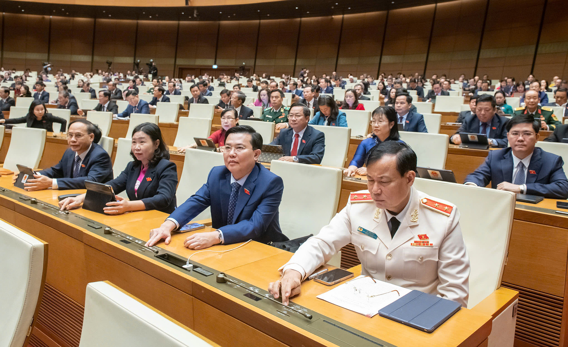 Các đại biểu bấm nút thông qua nghị quyết. Ảnh: Quốc hội