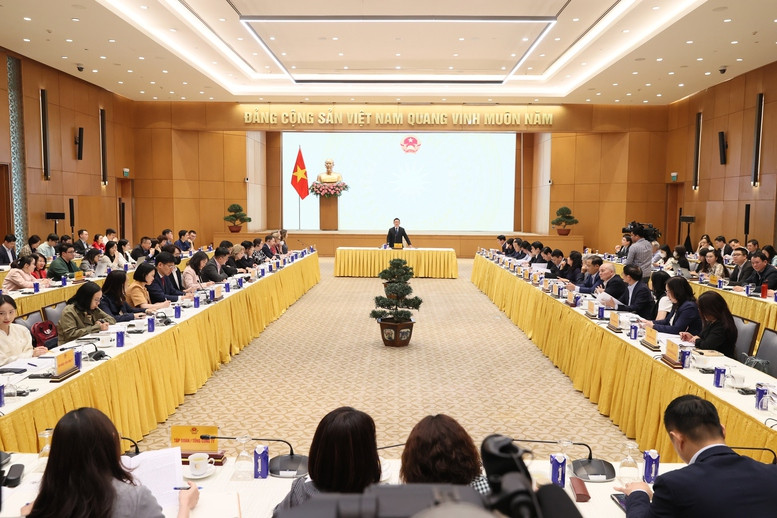 Phó Thủ tướng Chính phủ Hồ Đức Phớc cùng lãnh đạo các bộ, ngành đã họp với các hiệp hội, doanh nghiệp, các cơ quan ngoại giao để bàn về các giải pháp xử lý vấn đề thuế quan với Hoa Kỳ. Ảnh VGP/Trần Mạnh.