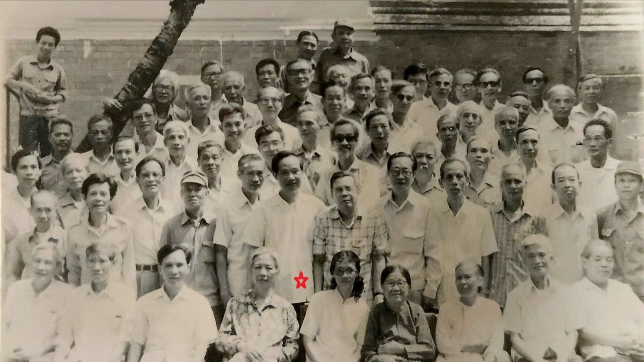 Đồng chí Vũ Oanh, Ủy viên Bộ Chính trị, nguyên Cục trưởng Cục Địch vận, TCCT (dấu *) cùng chỉ huy Cục Địch vận gặp mặt một số cán bộ "Tập kết ngược" tại Hà Nội năm 1980. Ảnh: Tư liệu CĐV.