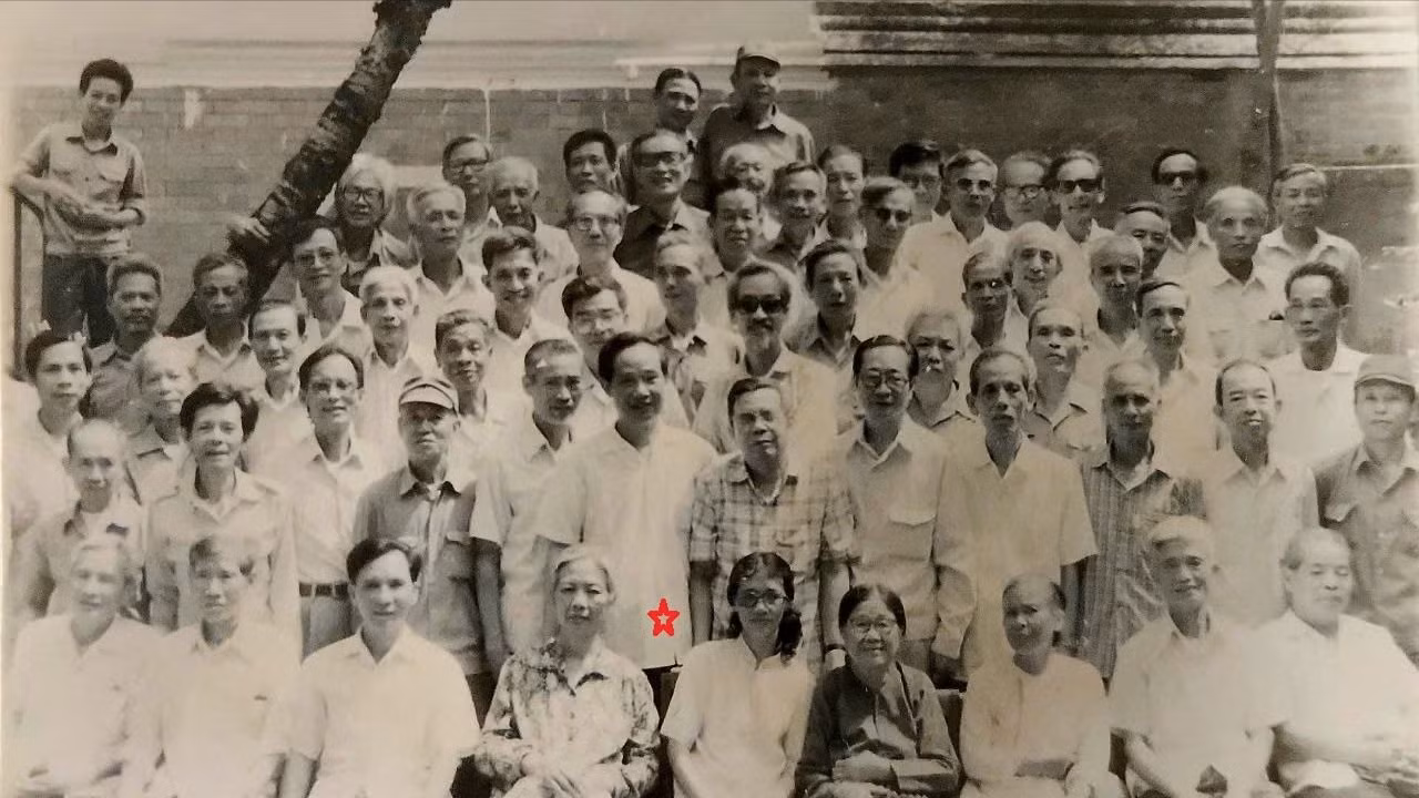 Đồng chí Vũ Oanh, Ủy viên Bộ Chính trị, nguyên Cục trưởng Cục Địch vận, TCCT (dấu *) cùng chỉ huy Cục Địch vận gặp mặt một số cán bộ "Tập kết ngược" tại Hà Nội năm 1980. Ảnh: Tư liệu CĐV.