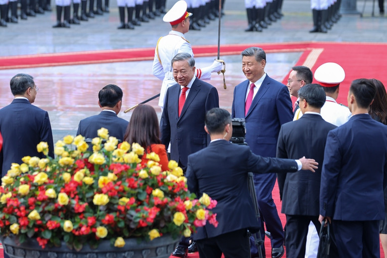 Tổng Bí thư Tô Lâm giới thiệu thành viên Đoàn cấp cao Việt Nam với Tổng Bí thư, Chủ tịch nước Trung Quốc Tập Cận Bình. Ảnh VGP/Nhật Bắc