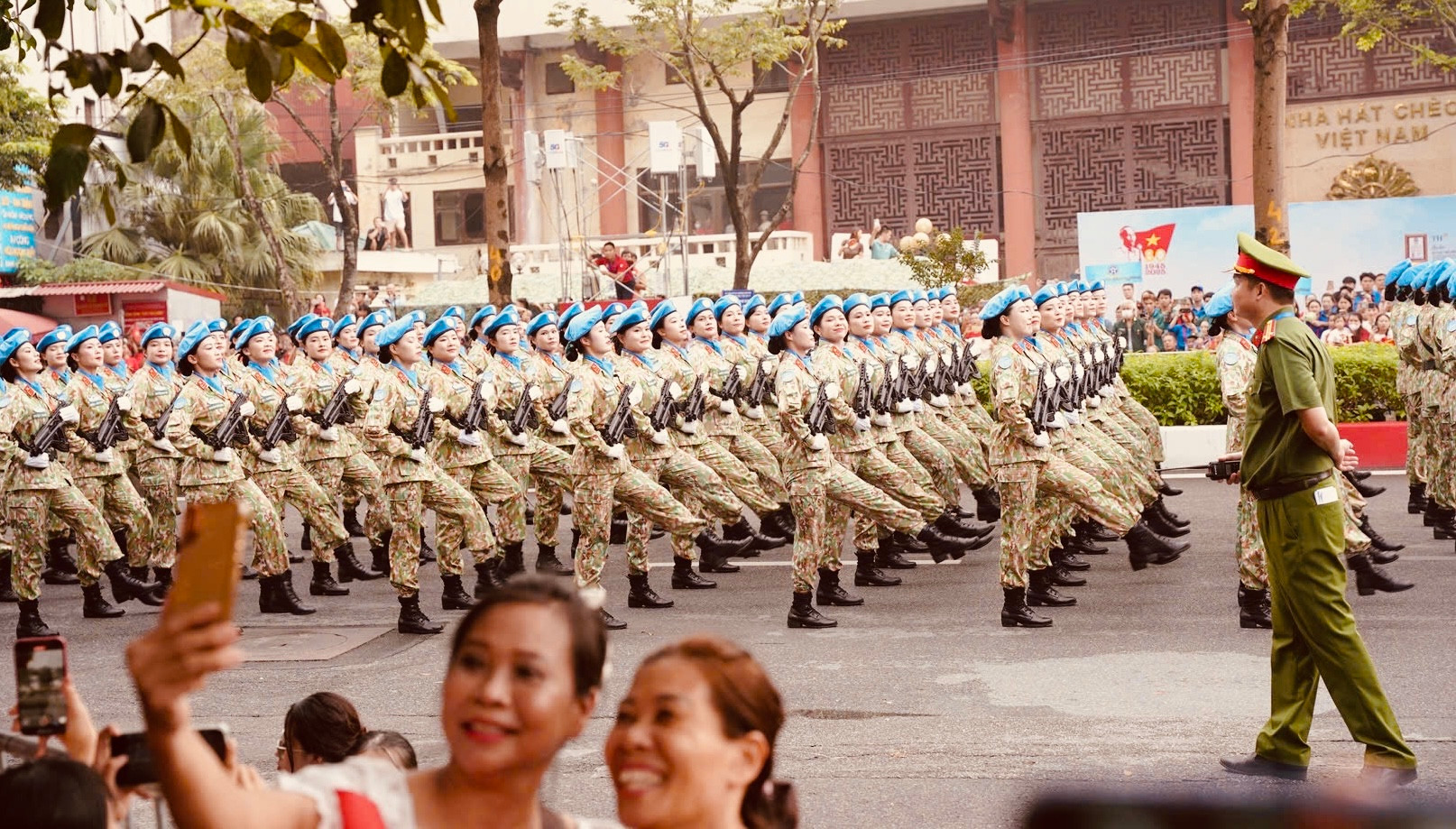 Rộn ràng phố phường, người dân hò reo chào đón các đoàn diễu binh