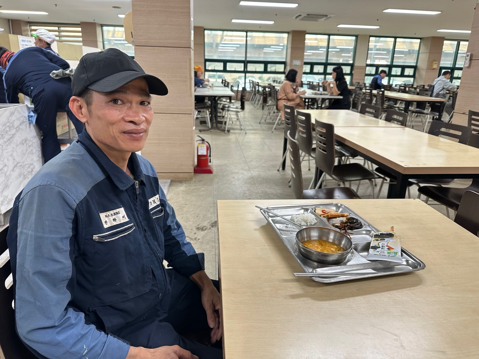 Anh Phạm Văn Hai, quê Tiên Lữ, Hưng Yên ăn sáng tại nhà máy đóng tàu trước khi vào ca