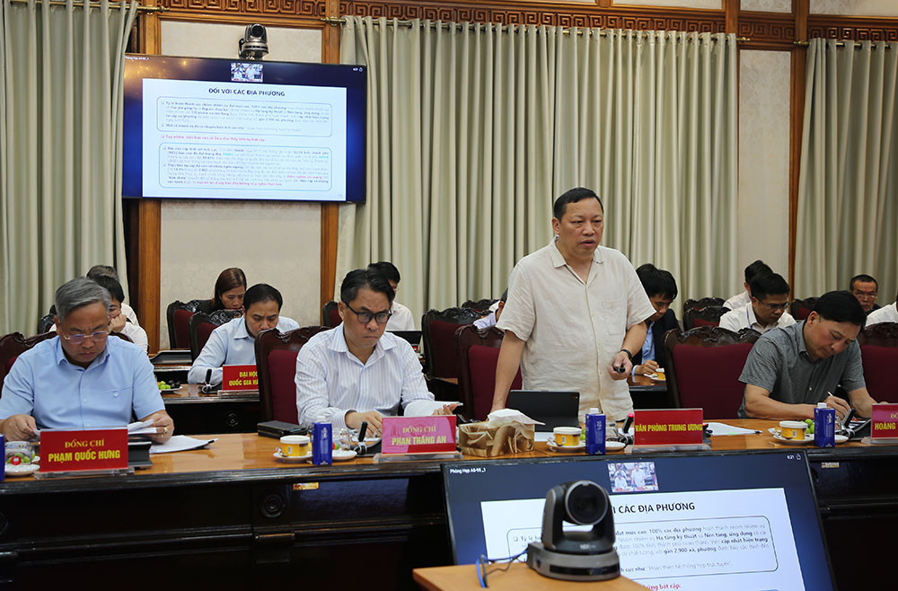 Ông Ngô Hải Phan, Cục trưởng Cục Chuyển đổi số - Cơ yếu, Văn phòng Trung ương Đảng trình bày báo cáo tại cuộc họp. Ảnh: Cổng thông tin điện tử Đảng Cộng sản