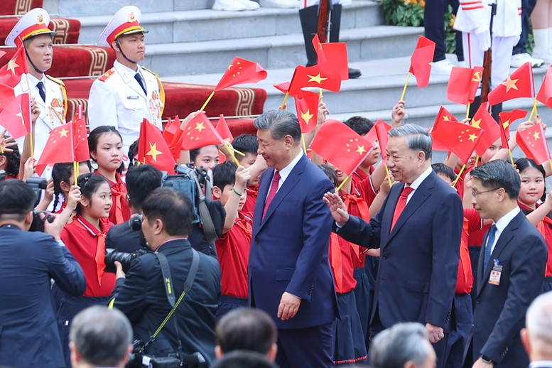 Đông đảo các cháu thiếu nhi và quần chúng nhân dân Thủ đô tay cầm cờ hoa nồng nhiệt chào đón Tổng Bí thư, Chủ tịch nước Trung Quốc Tập Cận Bình cùng Đoàn đại biểu cấp cao Đảng, Nhà nước Trung Quốc - Ảnh VGP/Nhật Bắc