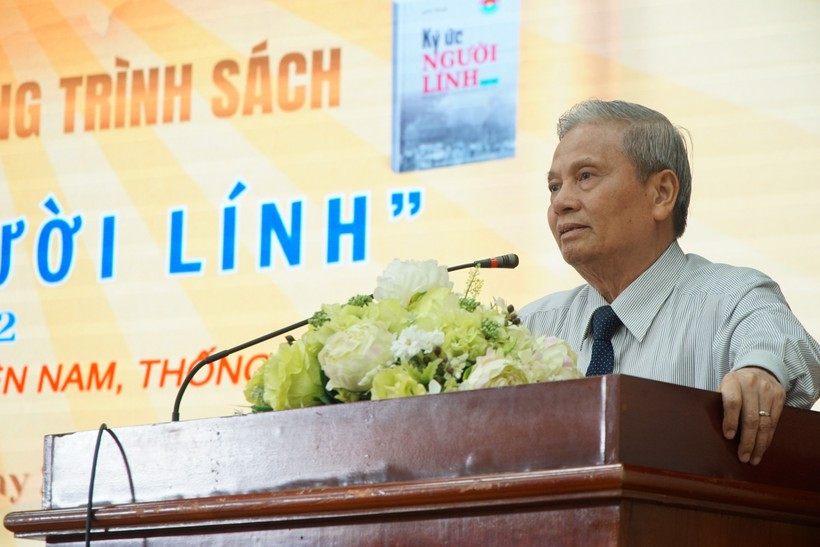 ong-le-doan-hop-chu-tri-khai-mac-buoir-trien-lam-sach-ky-uc-nguoi-linh-306-838 (1).jpg