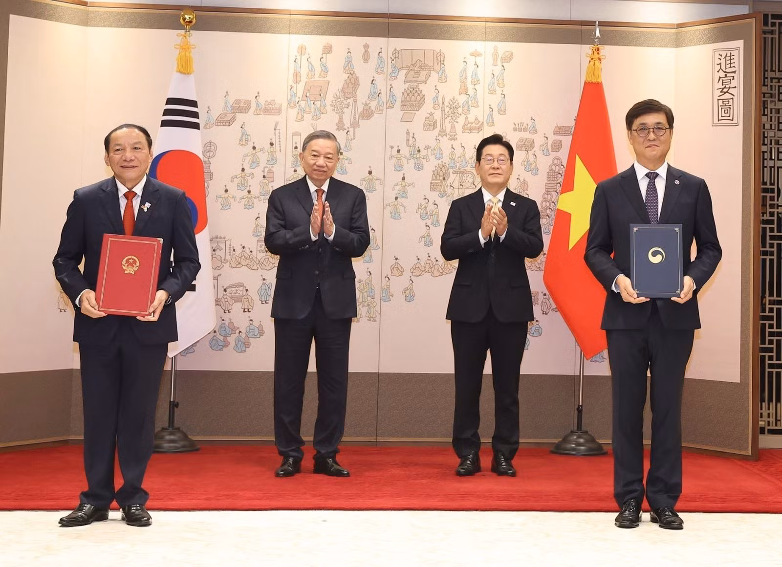 Công tác văn hóa đối ngoại không ngừng được tăng cường, mở rộng - trong ảnh: Trước sự chứng kiến của Tổng Bí thư Tô Lâm và Tổng thống Hàn Quốc Lee Jae Myung, Bộ trưởng Bộ VHTTDL Nguyễn Văn Hùng và Bộ trưởng Bộ VHTTDL Hàn Quốc Chae Hwi Young đã ký kết Bản ghi nhớ hợp tác về quyền tác giả, quyền liên quan giữa hai bộ, trong khuôn khổ chuyến thăm cấp Nhà nước tới Đại Hàn Dân quốc của Tổng Bí thư Tô Lâm (tháng 8- 2025). Ảnh: TTXVN