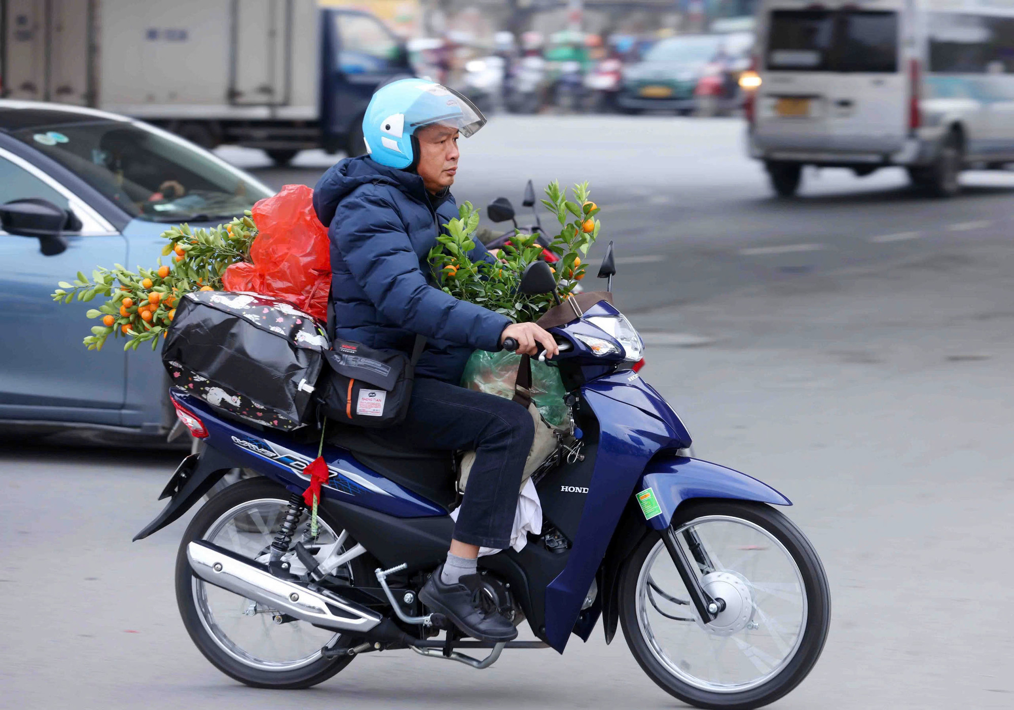 Không khí đón Tết đã len lỏi đến mọi ngã đường Thủ đô Hà Nội.