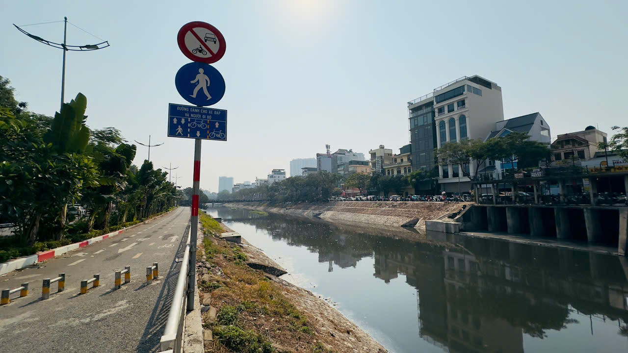 Tuy nhiên, nhiều cống xả nước thải vẫn hoạt động khiến sông Tô Lịch phủ một màu đen kịt, dòng sông như cái ao tù chứa nước bẩn.