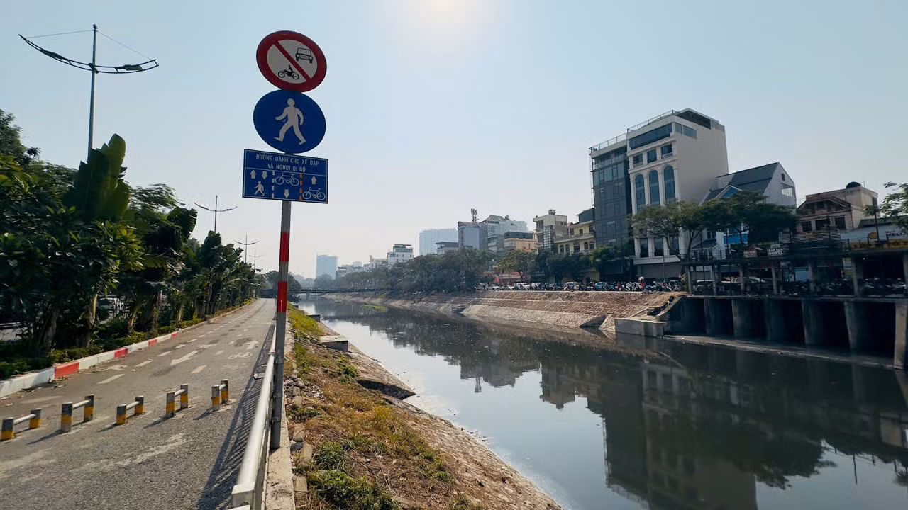 Tuy nhiên, nhiều cống xả nước thải vẫn hoạt động khiến sông Tô Lịch phủ một màu đen kịt, dòng sông như cái ao tù chứa nước bẩn.