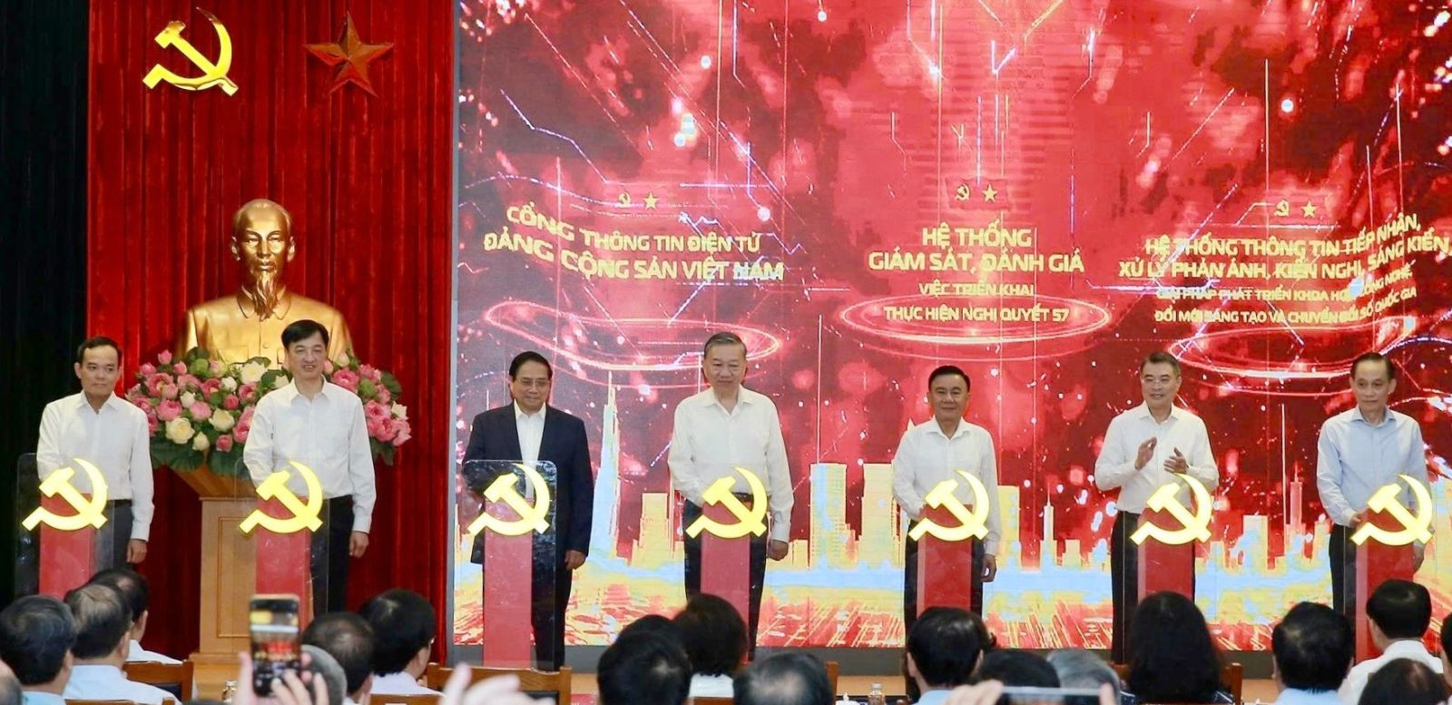 Tổng Bí thư Tô Lâm, Thủ tướng Chính phủ Phạm Minh Chính và các đồng chí Ban Chỉ đạo Trung ương ấn nút khai trương, ra mắt 3 nền tảng số phục vụ giám sát triển khai Nghị quyết 57-NQ/TW.