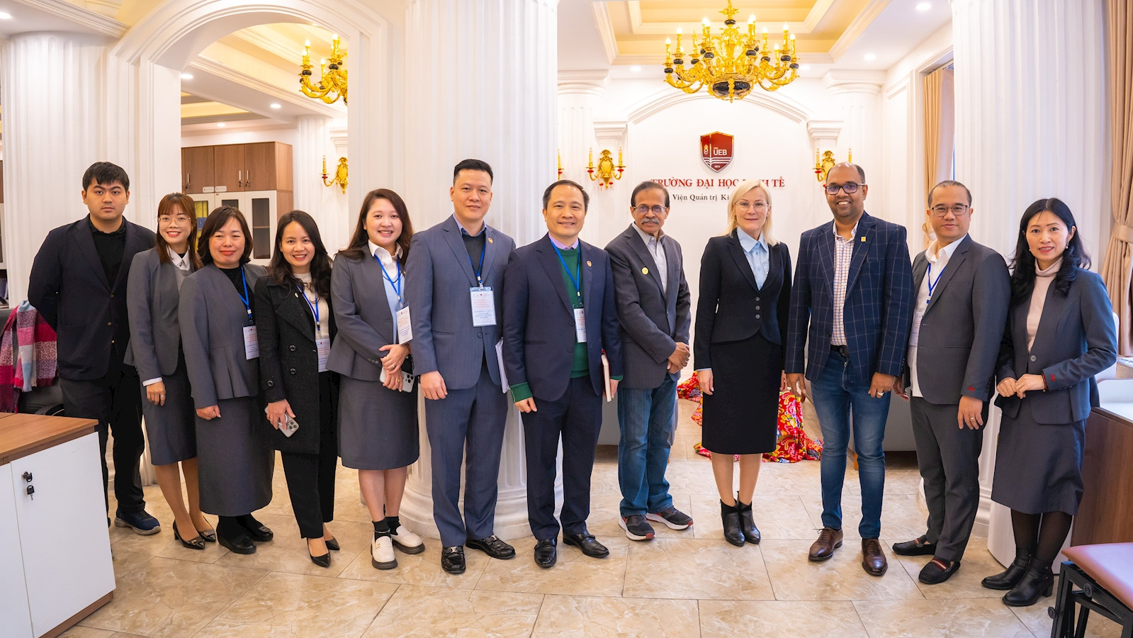 Đoàn kiểm định ACBSP tham quan đánh giá cơ sở vật chất của Trường Đại học Kinh tế - ĐHQGHN