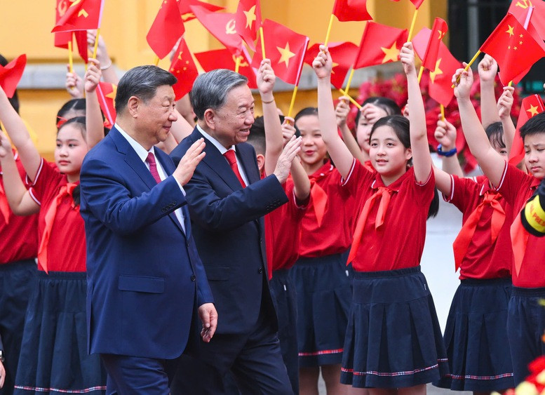 Tổng Bí thư Tô Lâm nồng nhiệt chào đón Tổng Bí thư, Chủ tịch nước Trung Quốc Tập Cận Bình dẫn đầu Đoàn cấp cao Đảng và Nhà nước Trung Quốc thăm cấp Nhà nước tới Việt Nam. Ảnh VGP/Nhật Bắc.