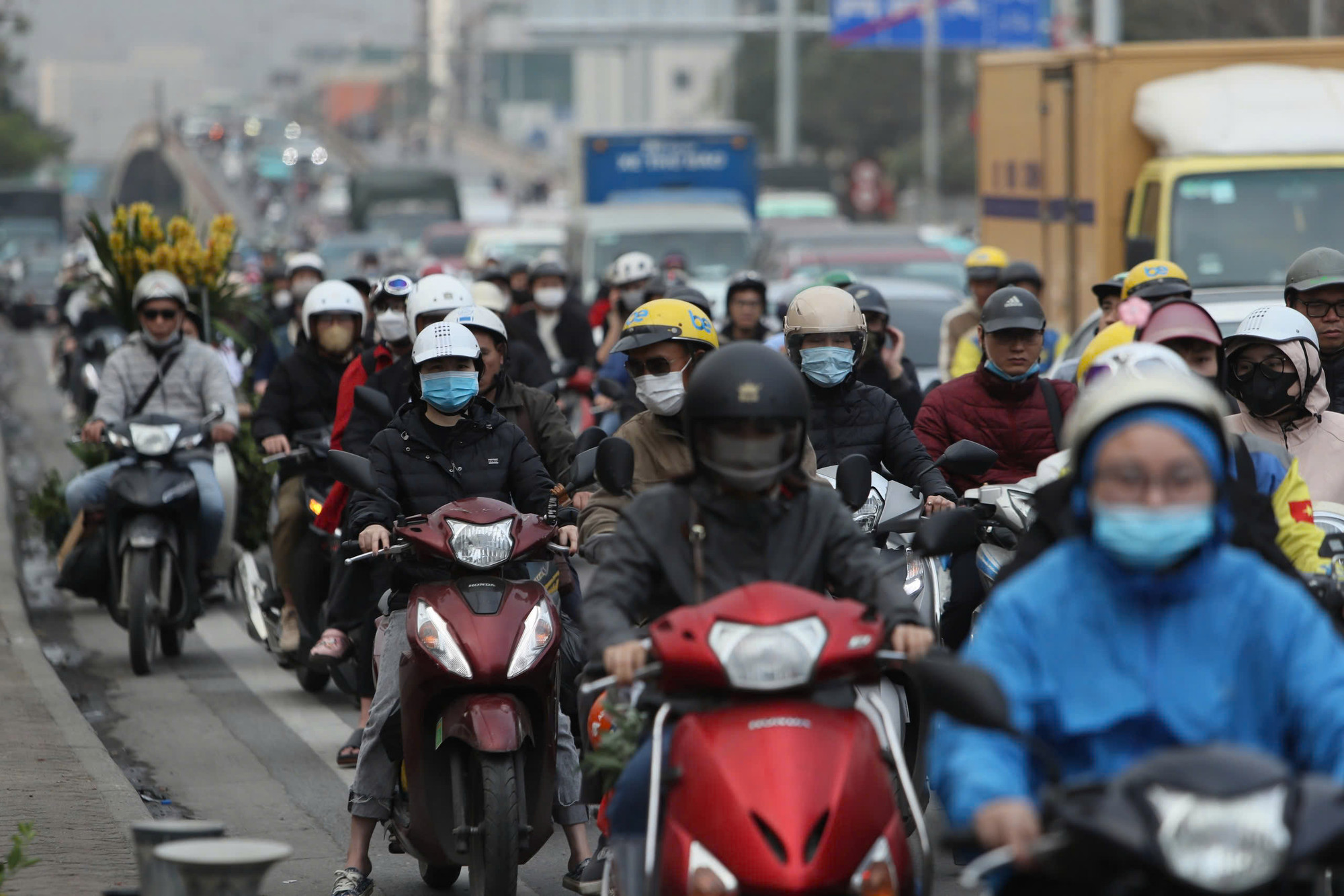 Tết Nguyên Đán là dịp lễ quan trọng nhất trong năm của người Việt Nam. Người Việt quan niệm Tết là dịp đoàn viên, nên cứ mỗi dịp Tết đến mọi người dù làm việc ở đâu cũng đều mong muốn được trở về nhà đoàn tụ bên người thân. Trong ảnh là người dân di chuyển trên đường Giải Phóng, Hà Nội về quê ăn Tết.