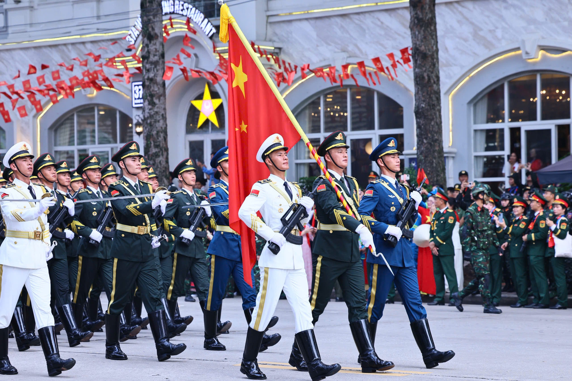 Sau đó, khối Quân đội nhân dân Trung Quốc tiếp tục diễu binh, diễu hành trên phố. Ảnh: Đặng Công Nghĩa