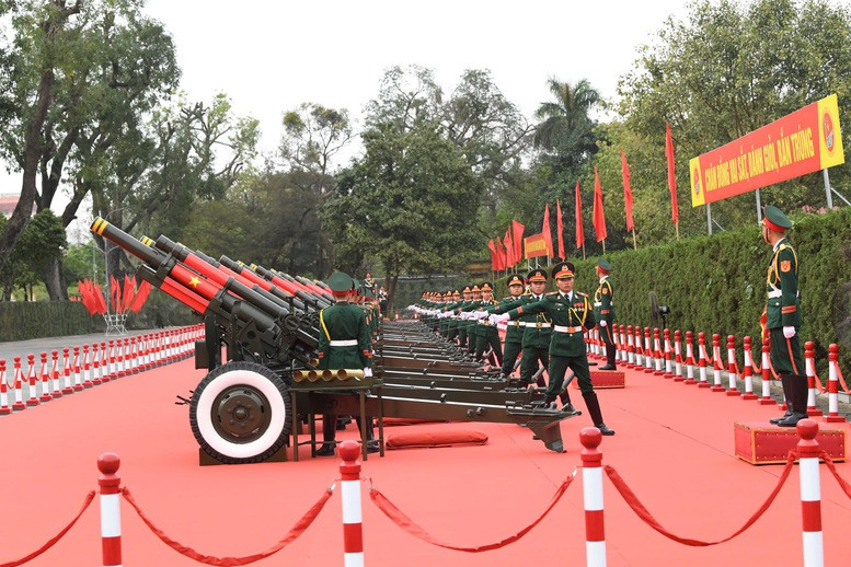 21 phát đại bác chào mừng được bắn từ Hoàng thành Thăng Long trong Lễ đón. Ảnh VGP/Nhật Bắc.