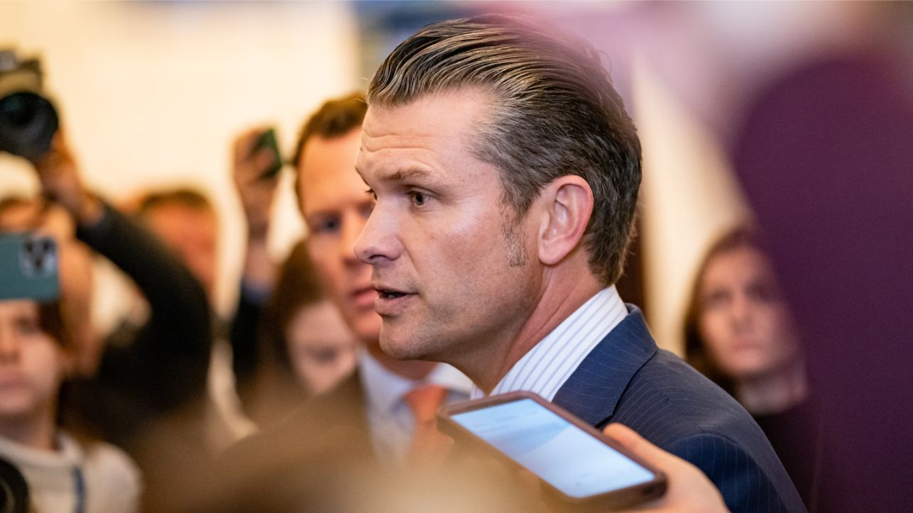 Ứng viên Bộ trưởng Quốc phòng Pete Hegseth rời cuộc họp với các Thượng nghị sĩ đảng Cộng hòa tại Điện Capitol Hoa Kỳ vào ngày 21/11/2024. Ảnh: Washington Post.