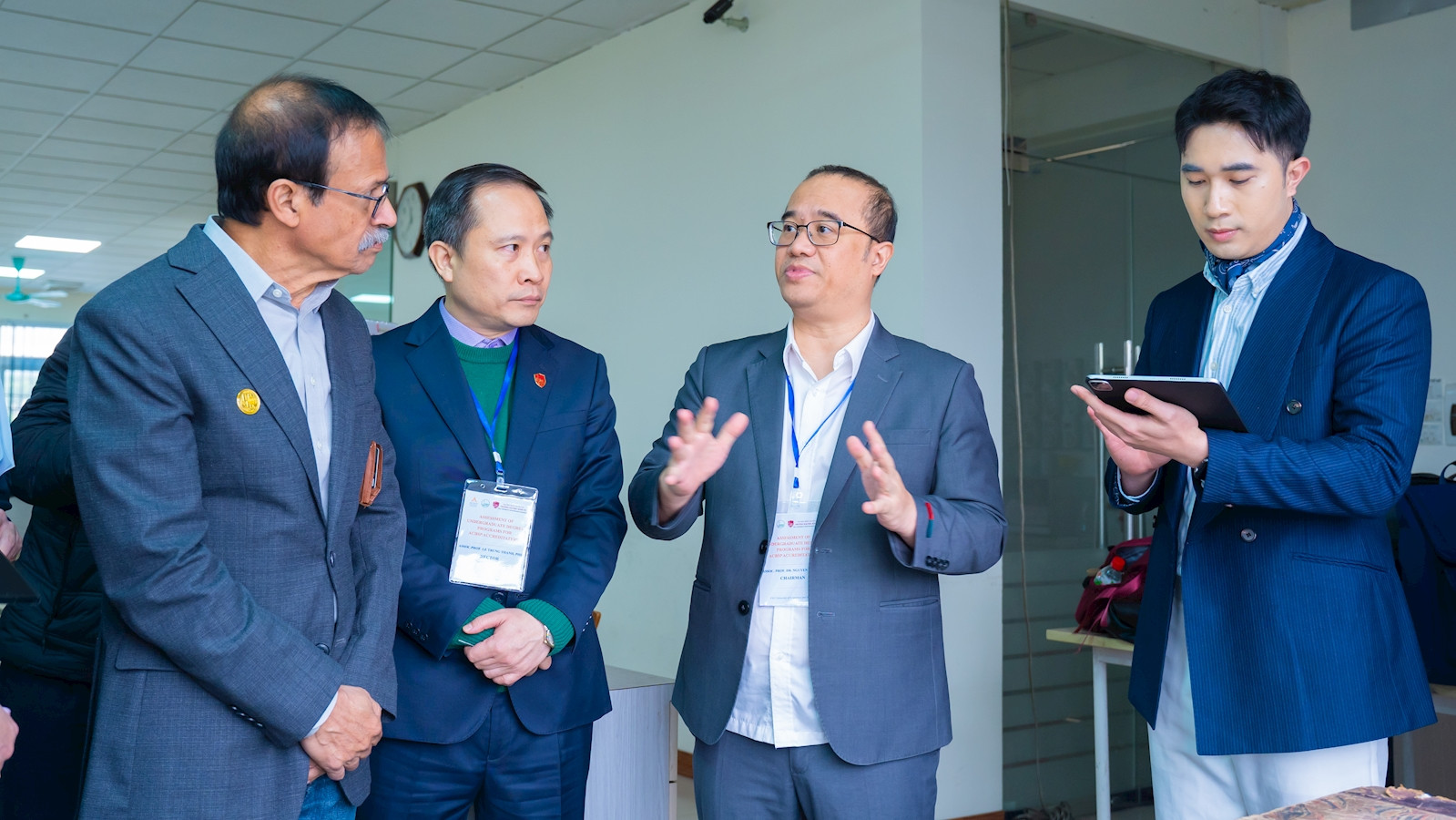 PGS.TS Nguyễn Trúc Lê - Bí thư Đảng ủy, Chủ tịch Hội đồng Trường Đại học Kinh tế - ĐHQGHN và PGS.TS Lê Trung Thành - Hiệu trưởng Nhà trường chia sẻ với Đại diện Đoàn kiểm định