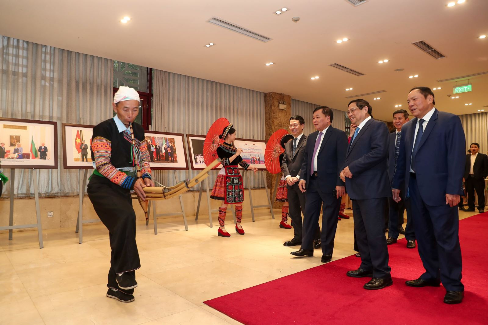 Thủ tướng Chính phủ Phạm Minh Chính và Bộ trưởng Bộ VHTTDL Nguyễn Văn Hùng, cùng các đại biểu xem nghệ nhân trình diễn trong không gian trưng bày ảnh về thành tựu của ngành VHTTDL năm 2023 - Ảnh: Nam Nguyễn