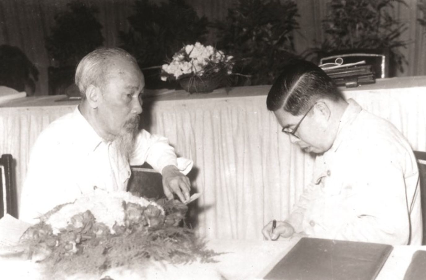 Bác Hồ với GS Trần Đại Nghĩa. Ảnh tư liệu