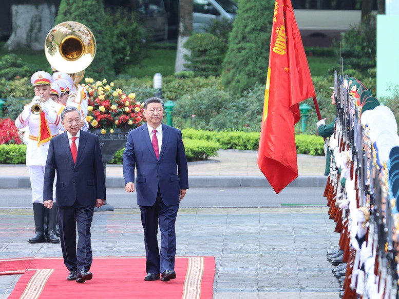 Tổng Bí thư Tô Lâm và Tổng Bí thư, Chủ tịch nước Trung Quốc Tập Cận Bình duyệt Đội Danh dự Quân đội nhân dân Việt Nam. Ảnh VGP/Nhật Bắc