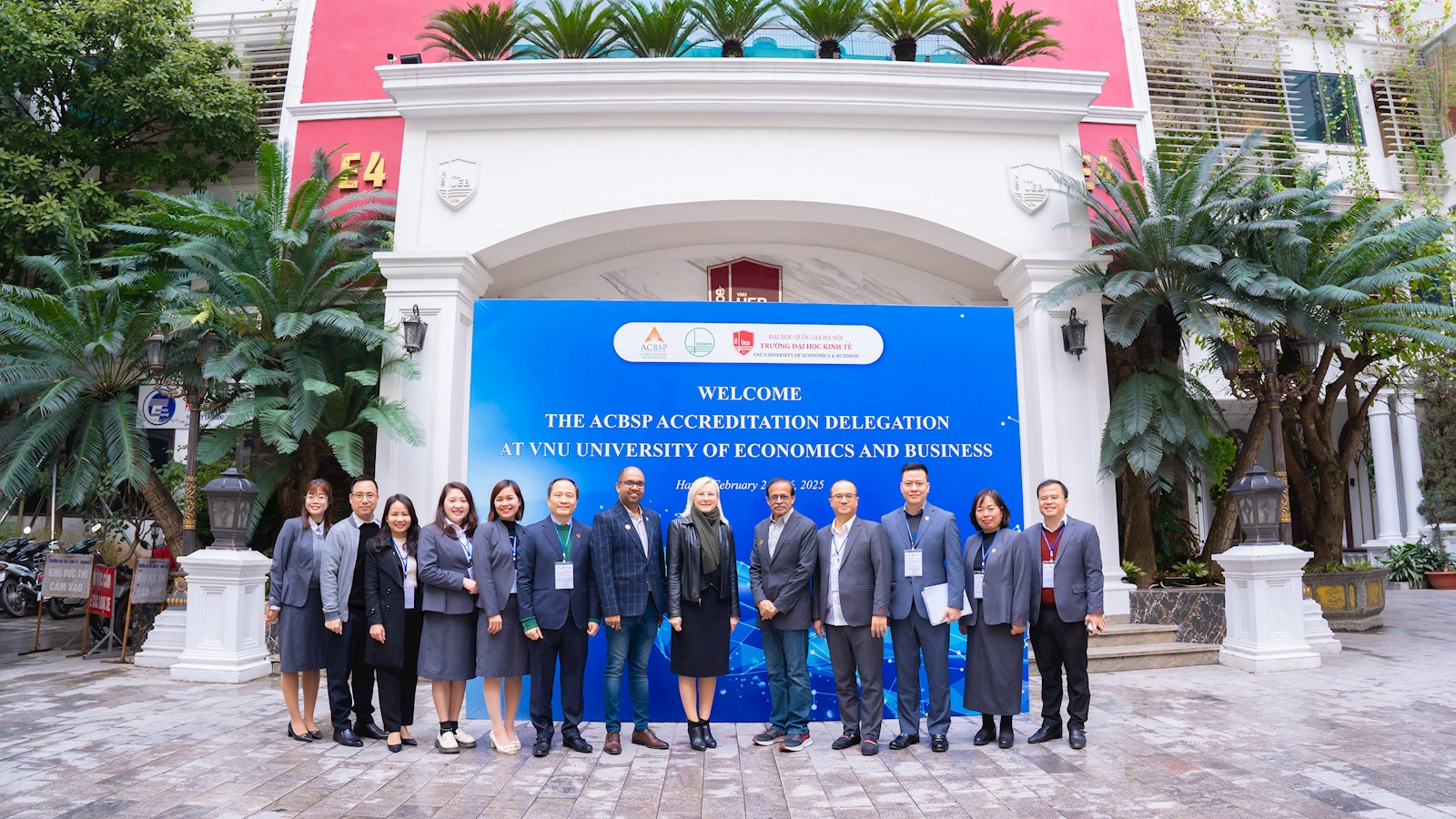 Đoàn kiểm định ACBSP và lãnh đạo, giảng viên Trường Đại học Kinh tế - ĐHQGHN