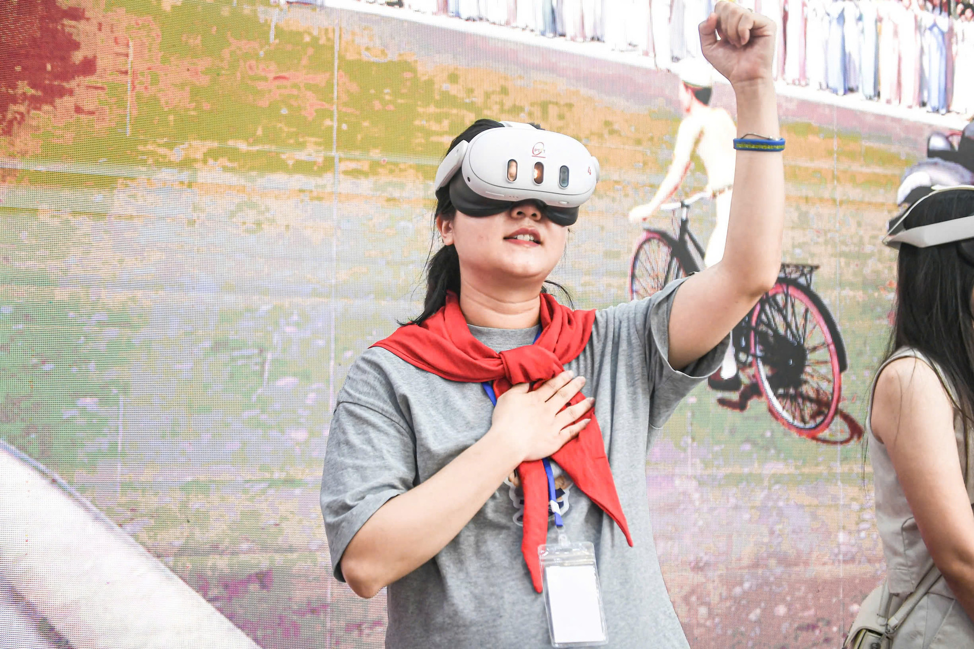 Du khách hòa mình vào không khí ngày Bác Hồ đọc Tuyên ngôn độc lập 2/9/1945.