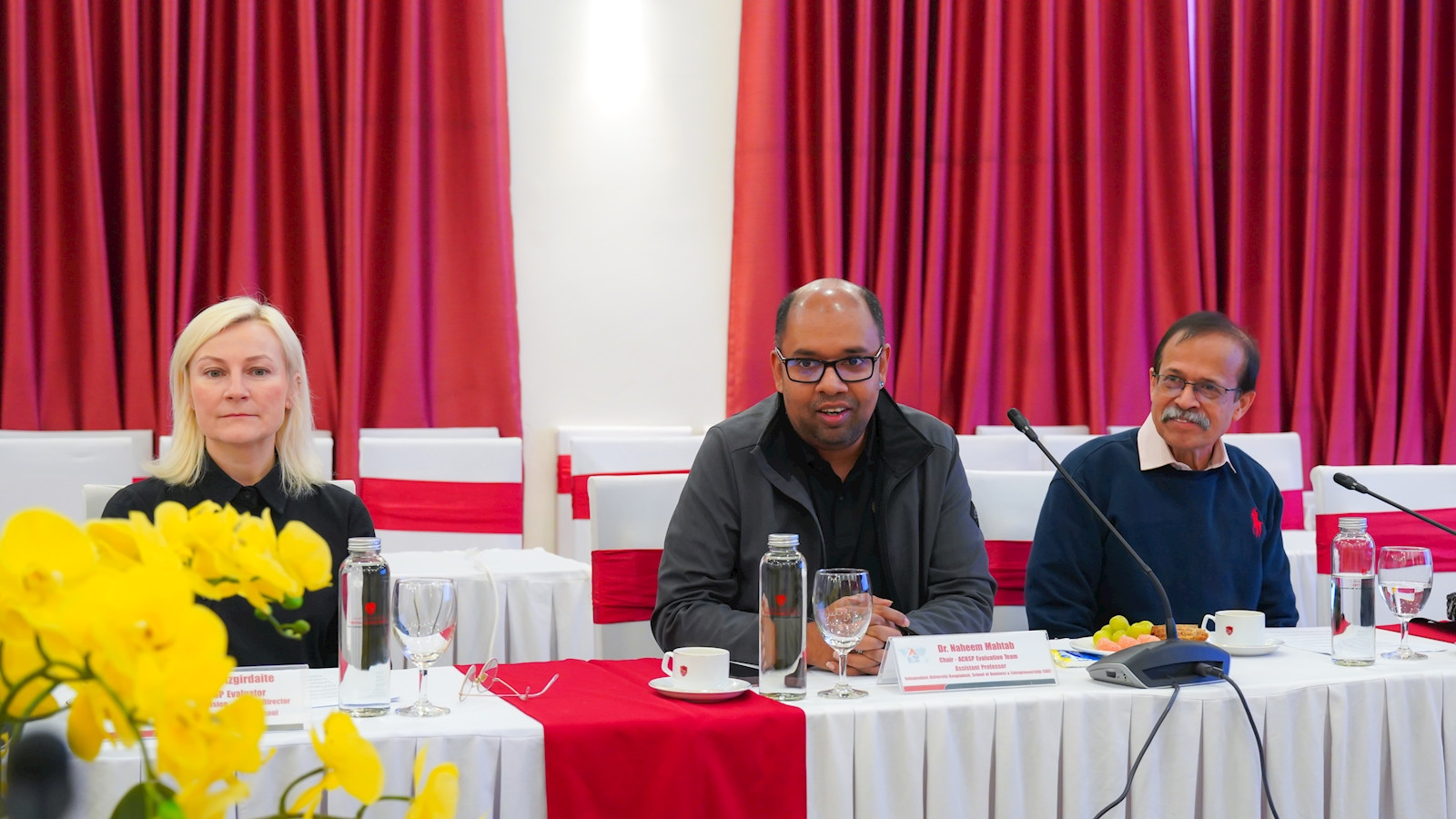 Các thành viên Đoàn kiểm định ACBSP làm việc tại Trường Đại học Kinh tế - ĐHQGHN