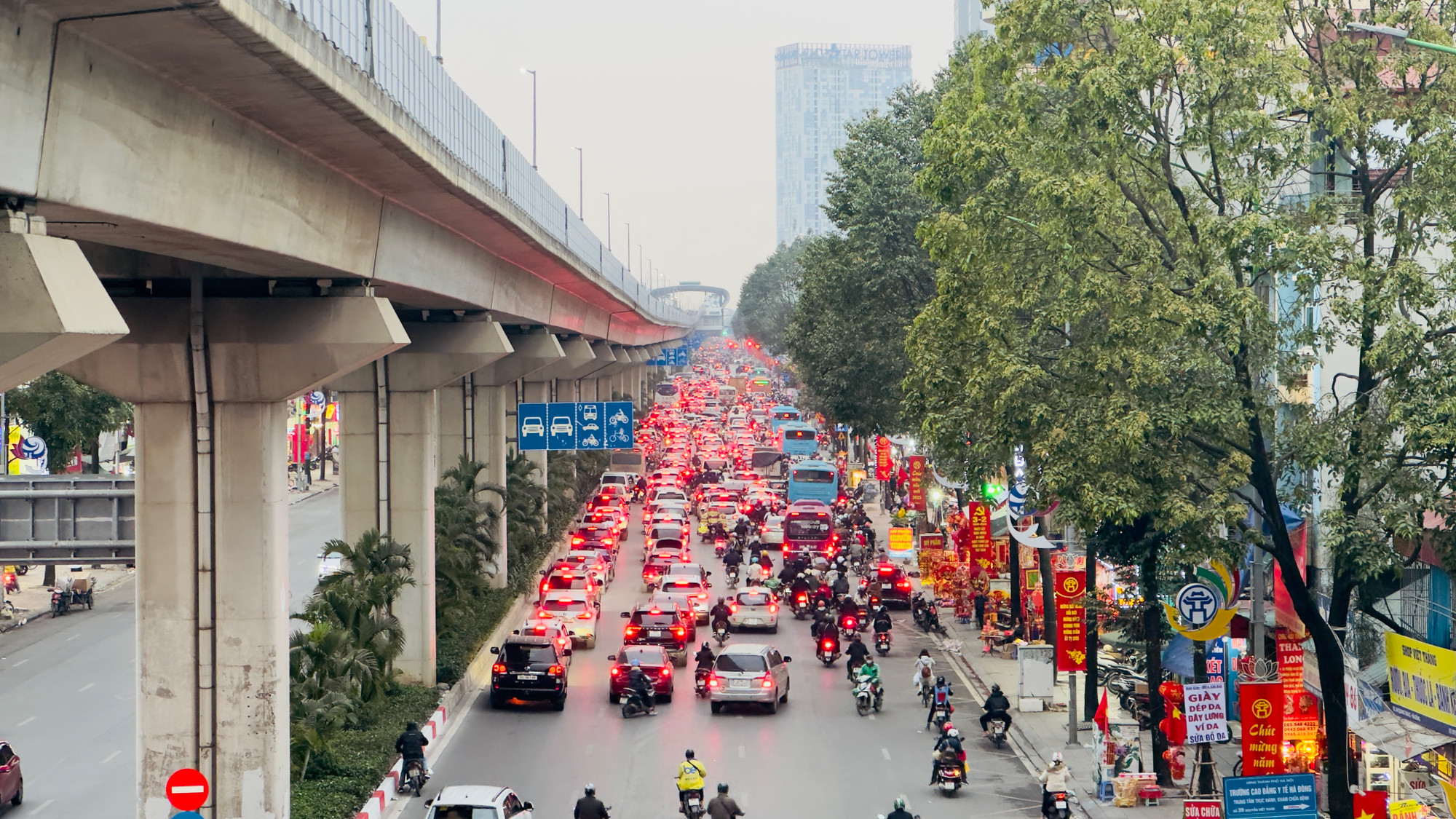 Hôm nay 24/1 (tức 25/12 âm lịch), ngày làm việc cuối cùng trước kỳ nghỉ lễ Tết Ất Tỵ 2025 kéo dài 9 ngày. Lưu lượng phương tiện di chuyển trên các tuyến phố Thủ đô rất đông. Trong ảnh là tuyến đường Quang Trung, Hà Đông hướng đi Chương Mỹ.