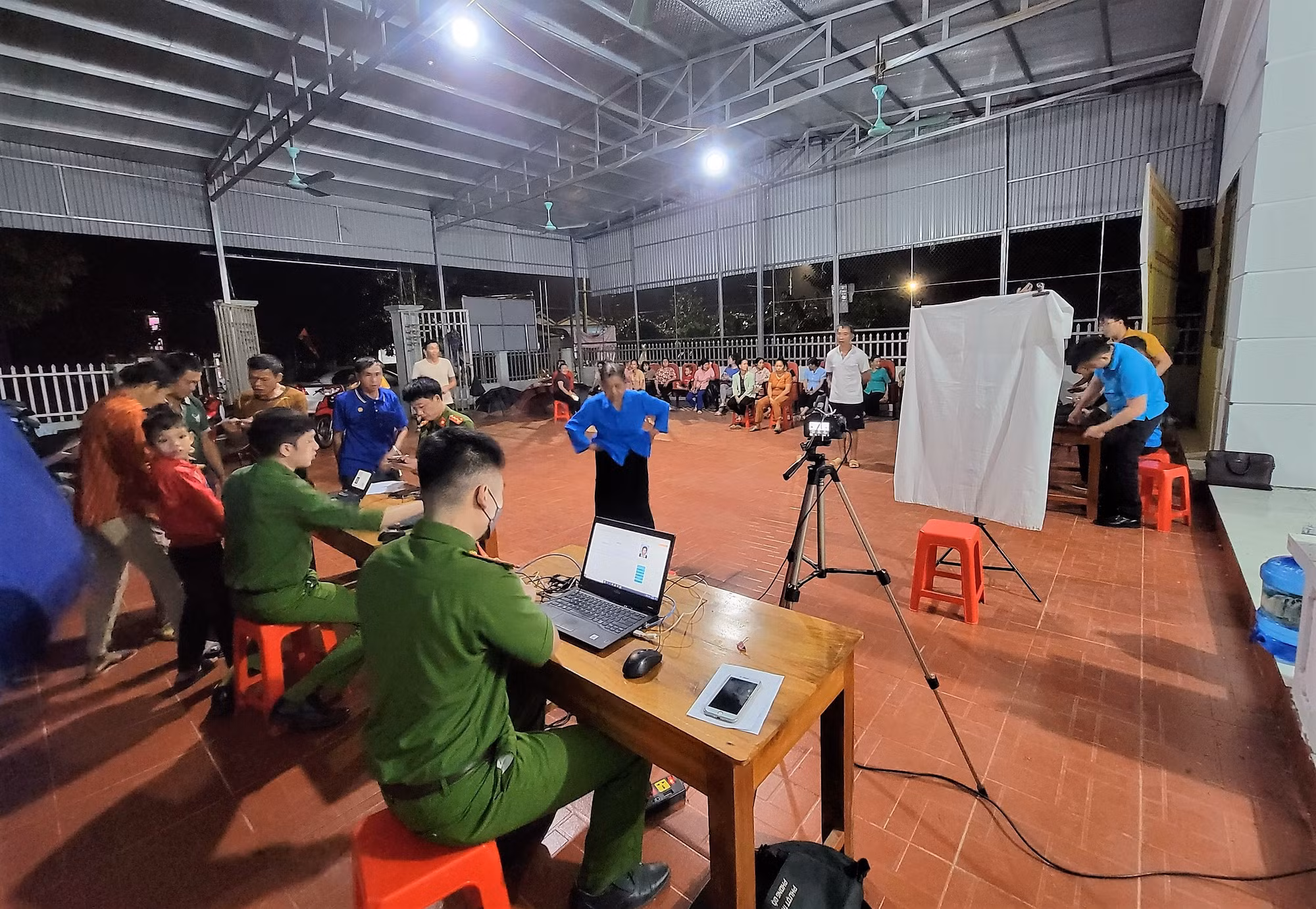 Lực lượng công an trên cả nước từng tăng ca để phục vụ người dân đến làm căn cước và kích hoạt tài khoản định danh điện tử không kể thứ 7, chủ nhật và các ngày nghỉ lễ. Ảnh: Công an tỉnh Lai Châu.