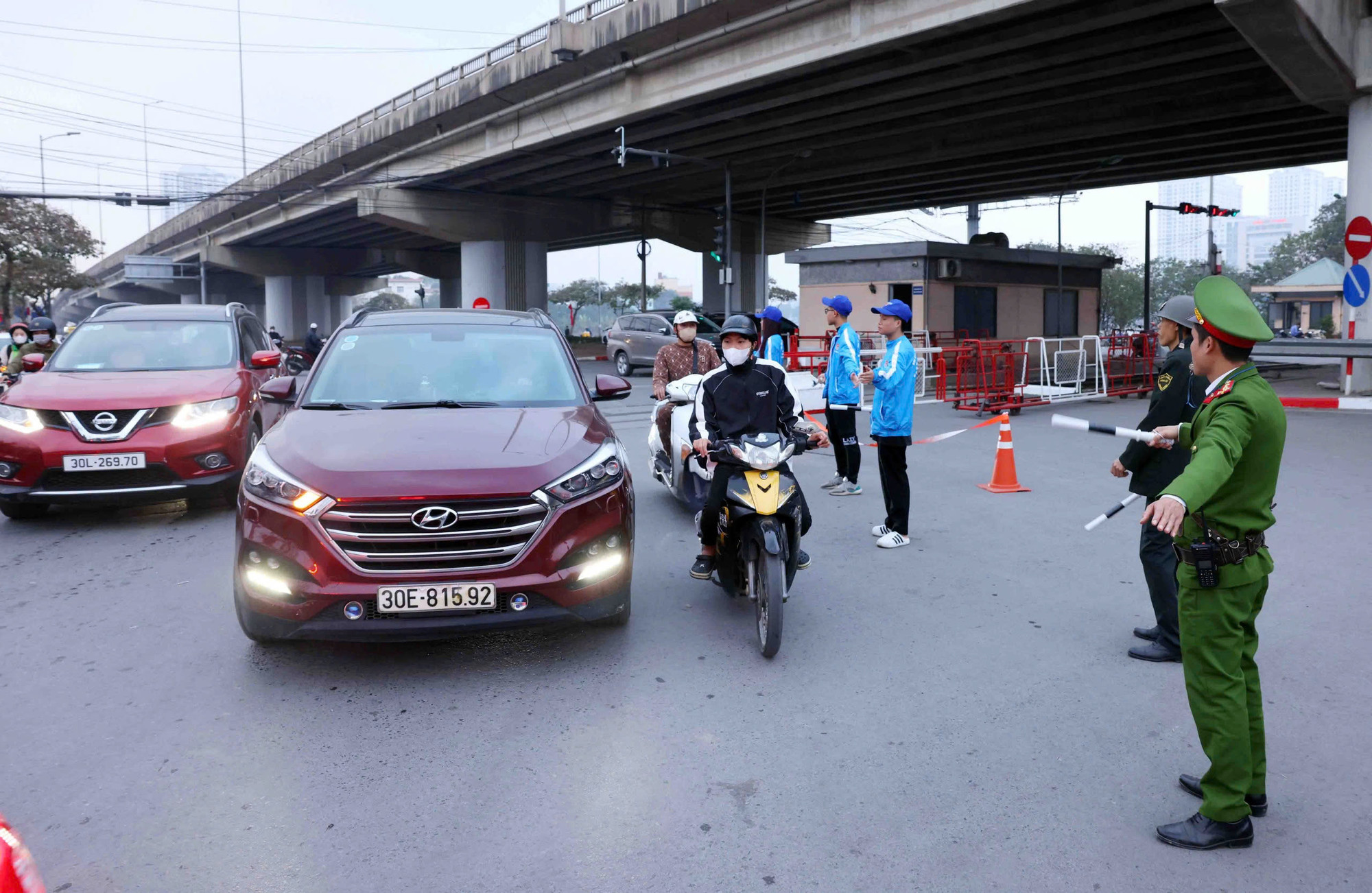 Lực lượng thanh niên tình nguyện cũng tham gia hỗ trợ lực lượng cảnh sát hướng dẫn giao thông.