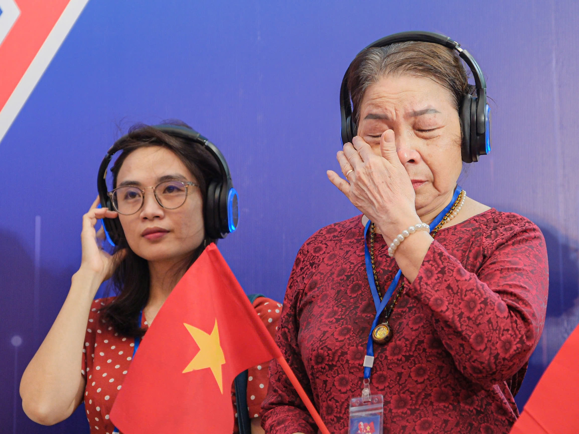 Nhiều du khách trải nghiệm đã không giấu được sự xúc động, tự hào khi được "sống lại” không khí thiêng liêng, hào hùng của 80 năm về trước.