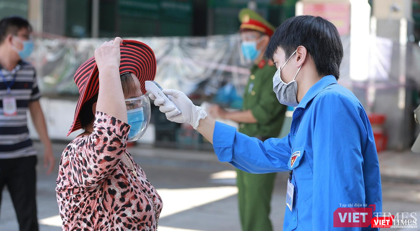 Kiểm tra thân nhiệt người đến chợ