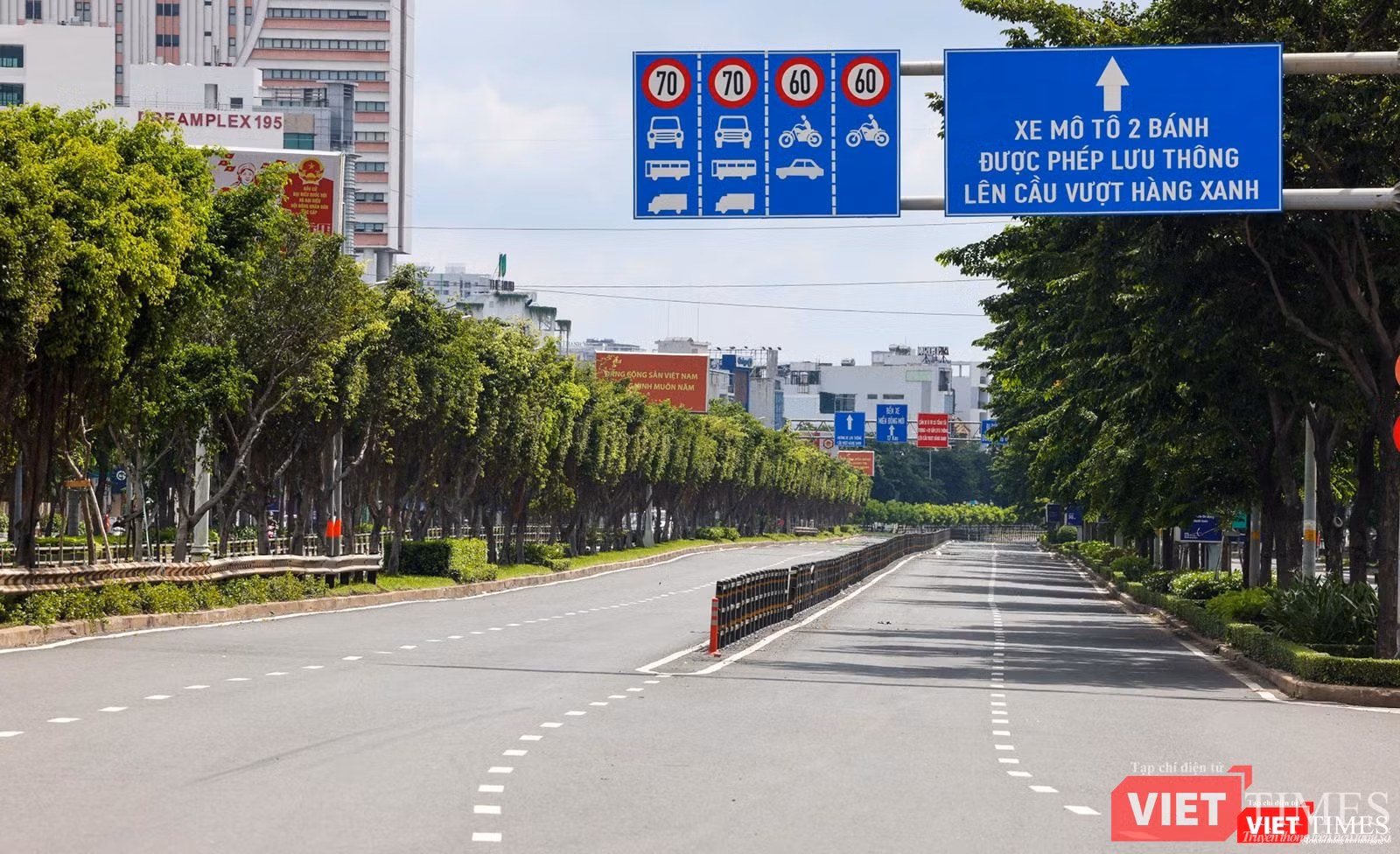 Đường phố ở TP HCM vắng bóng người