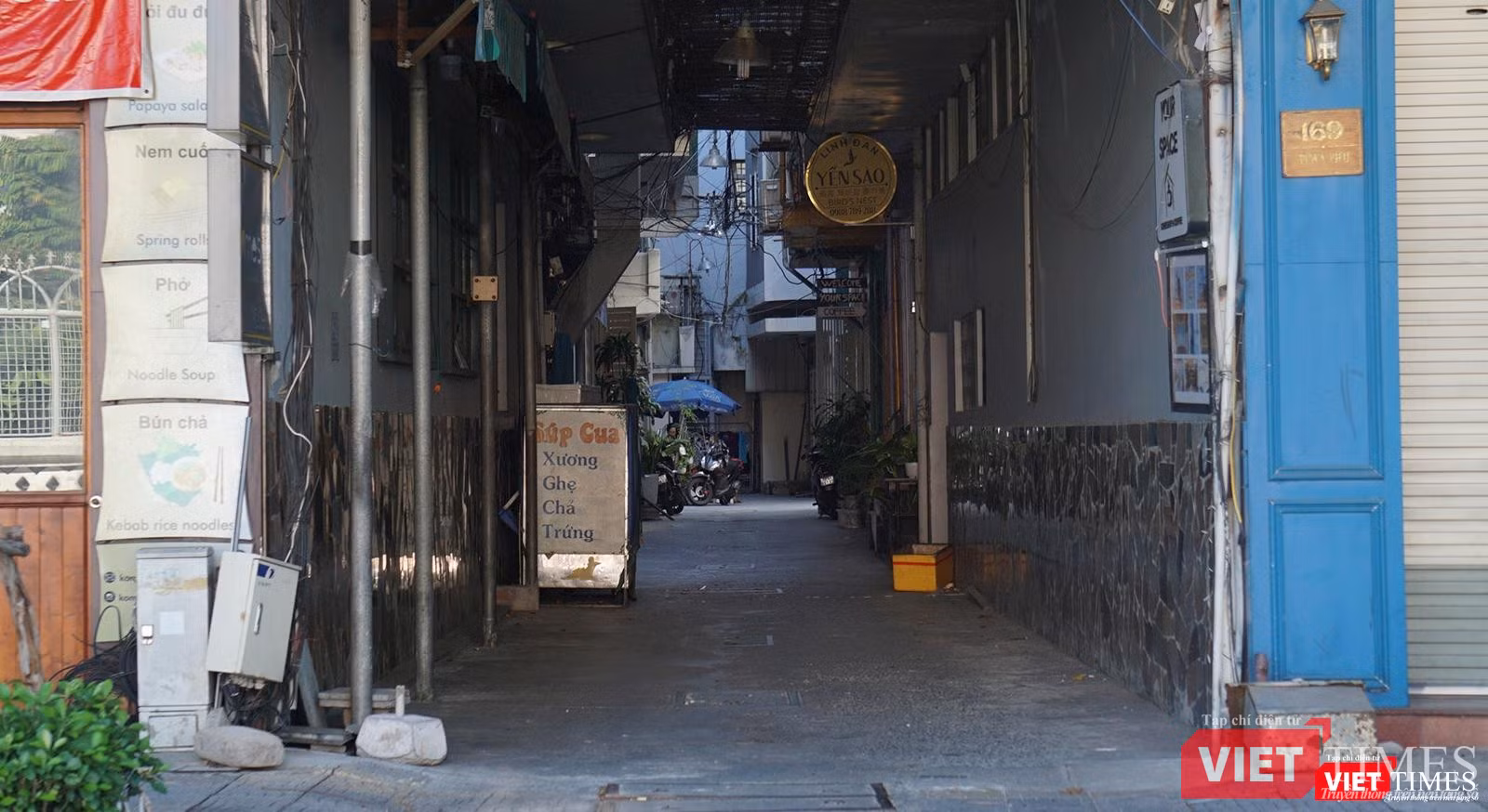 Một con hẽm trên đường Trần Phú vắng bóng người