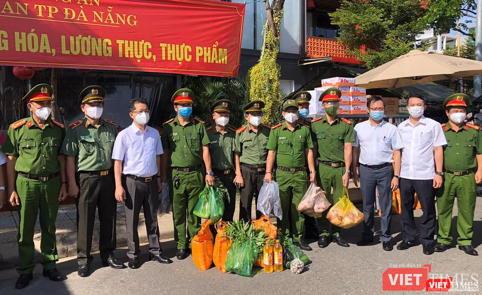 Bí thư Thành uỷ Đà Nẵng chụp ảnh lưu niệm với lực lượng công an nhân sự kiện đưa 30 điểm cung ứng thực phẩm do lực lượng Công an TP Đà Nẵng vào hoạt động