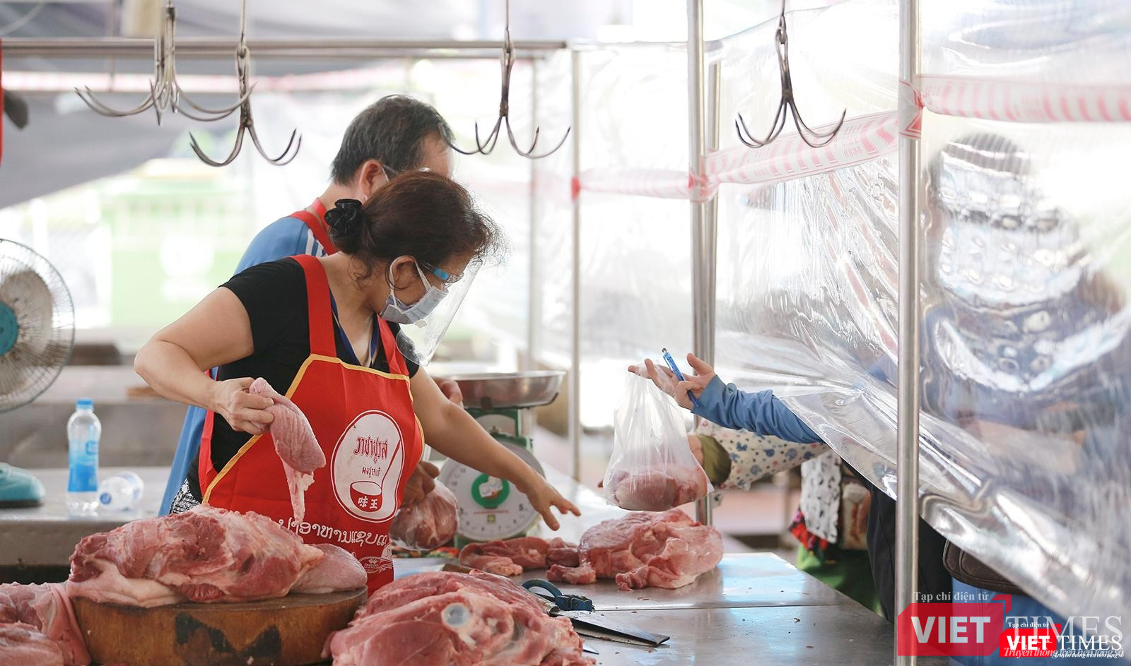 Một quầy hàng dùng tấm nylon để phòng dịch