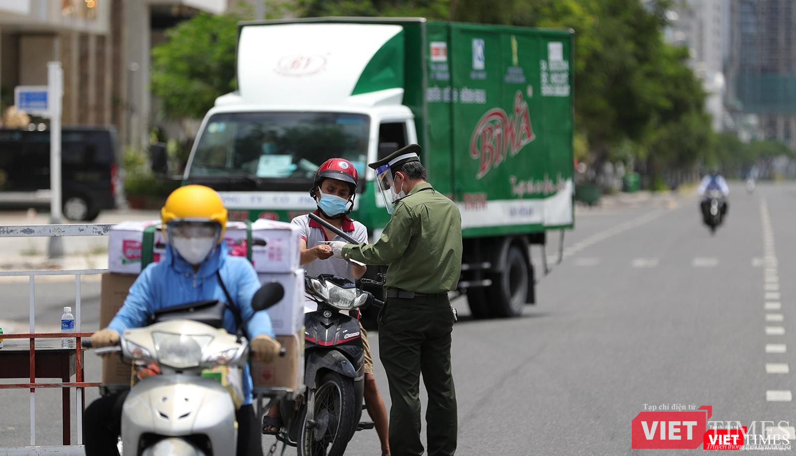 Xe cung cấp nhu yếu phẩm, nước uống mới được ra vào