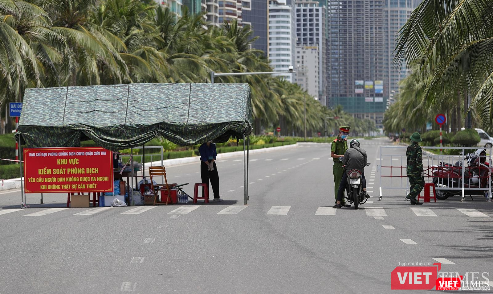 Chốt kiểm soát khu vực bùng binh cuối đường Võ Văn Kiệt giao với đường Võ Nguyên Giáp, phong toả toàn bộ tuyến ven biển từ đường Võ Văn Kiệt về phía bắc quận Sơn Trà