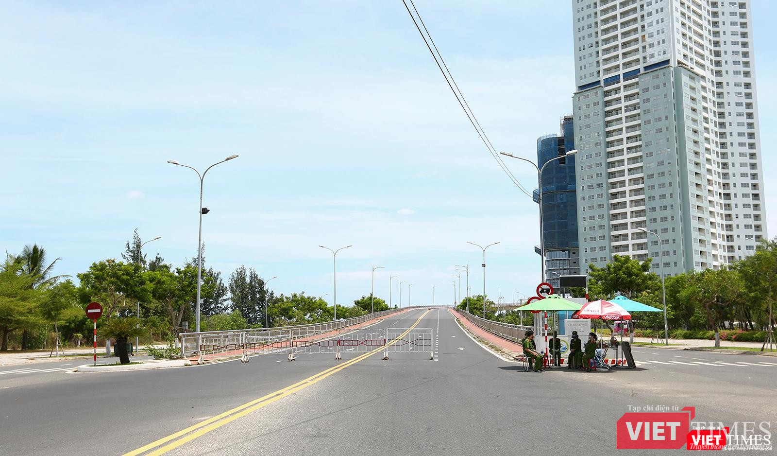 Phía bên kia, Cầu Thuận phước cũng bị phong toả