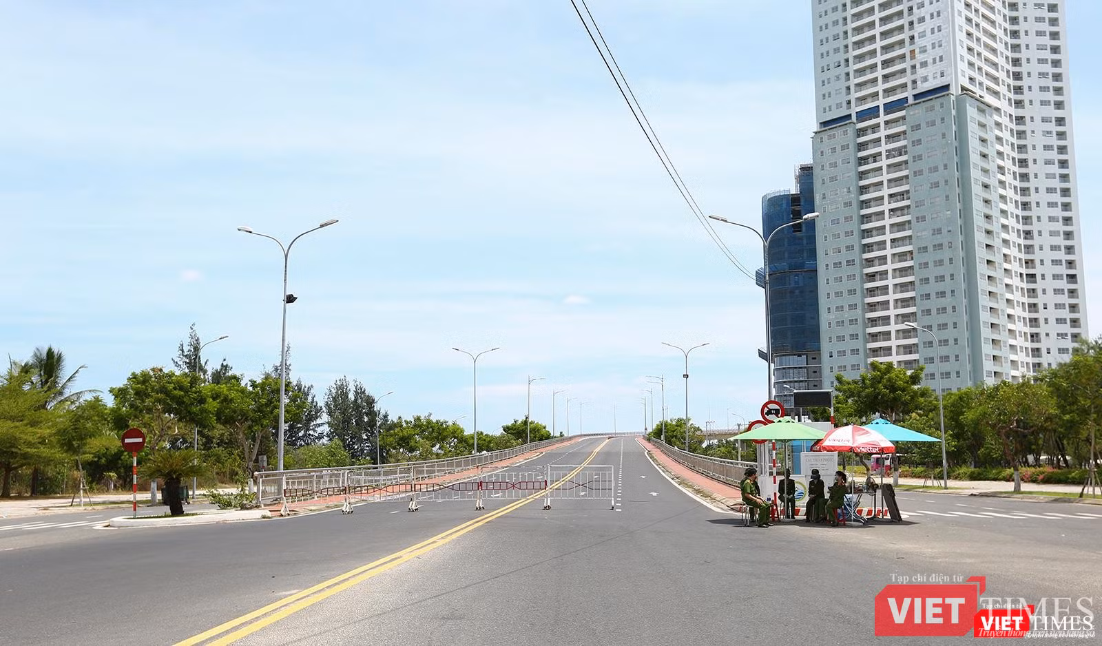 Phía bên kia, Cầu Thuận phước cũng bị phong toả