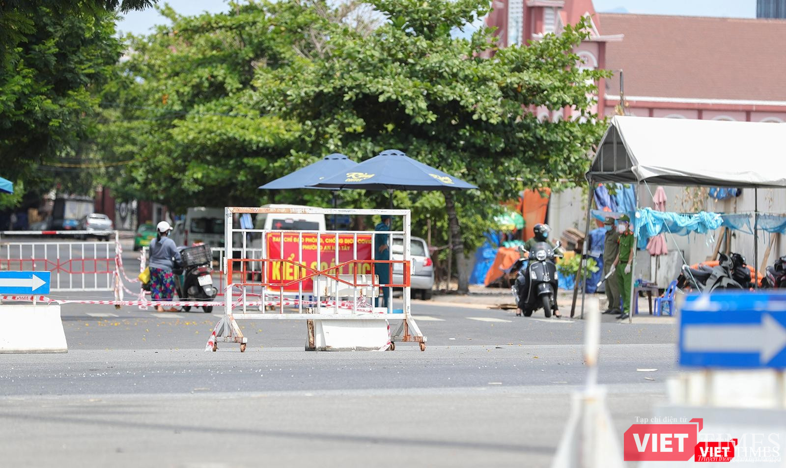 Đường Nguyễn Công Trứ dẫn xuống sông Hàn cũng bị phong toả