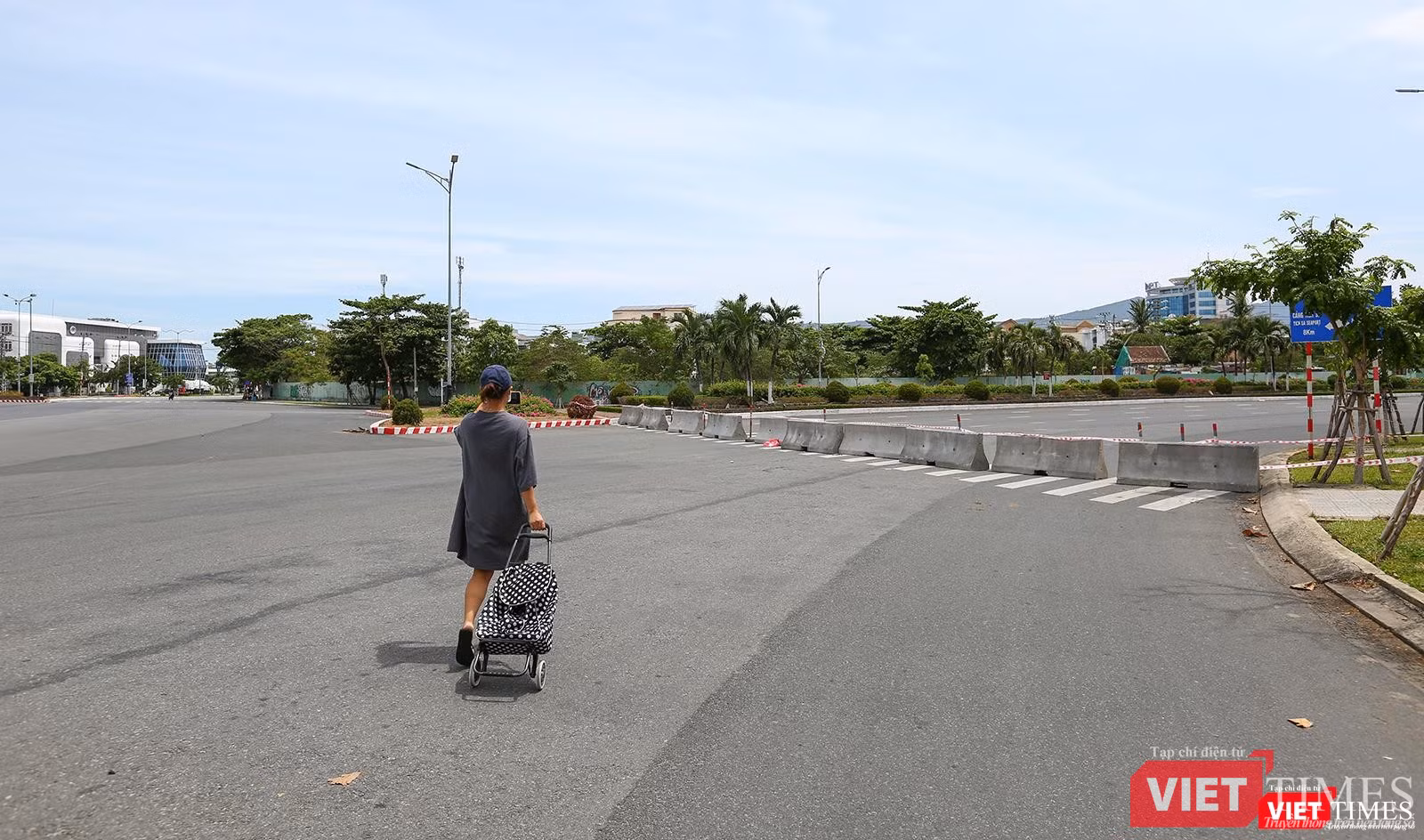 Đường Phạm Văn Đồng được chốt chặn bằng lan can bê tông